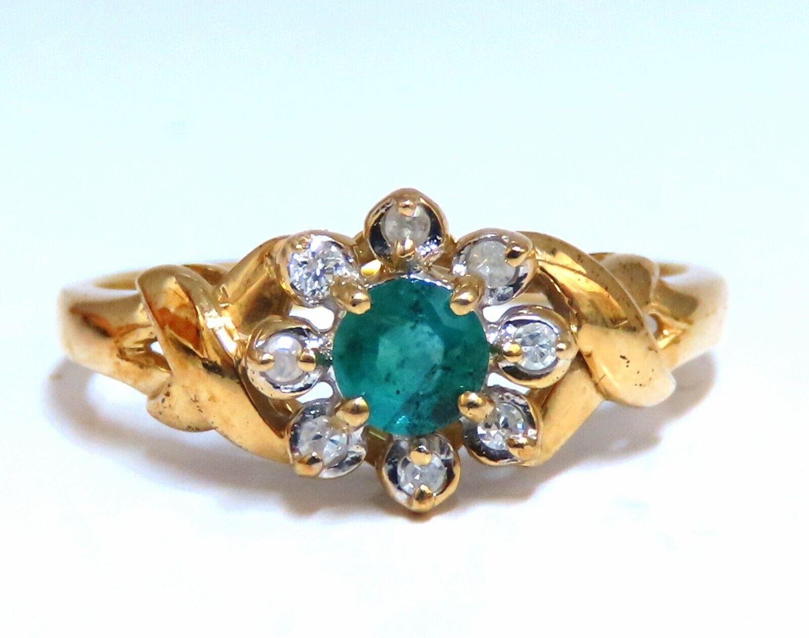 .30ct Natürlicher Runder Smaragd Ring.

4mm Smaragd, auch grün saubere Klarheit und transparent.

.10 Karat natürliche runde Diamanten

14 Karat Gelbgold 2 Gramm

Tiefe des Rings 6 mm

Größe 6 und 1/4 wir können die Größe ändern bitte anfragen