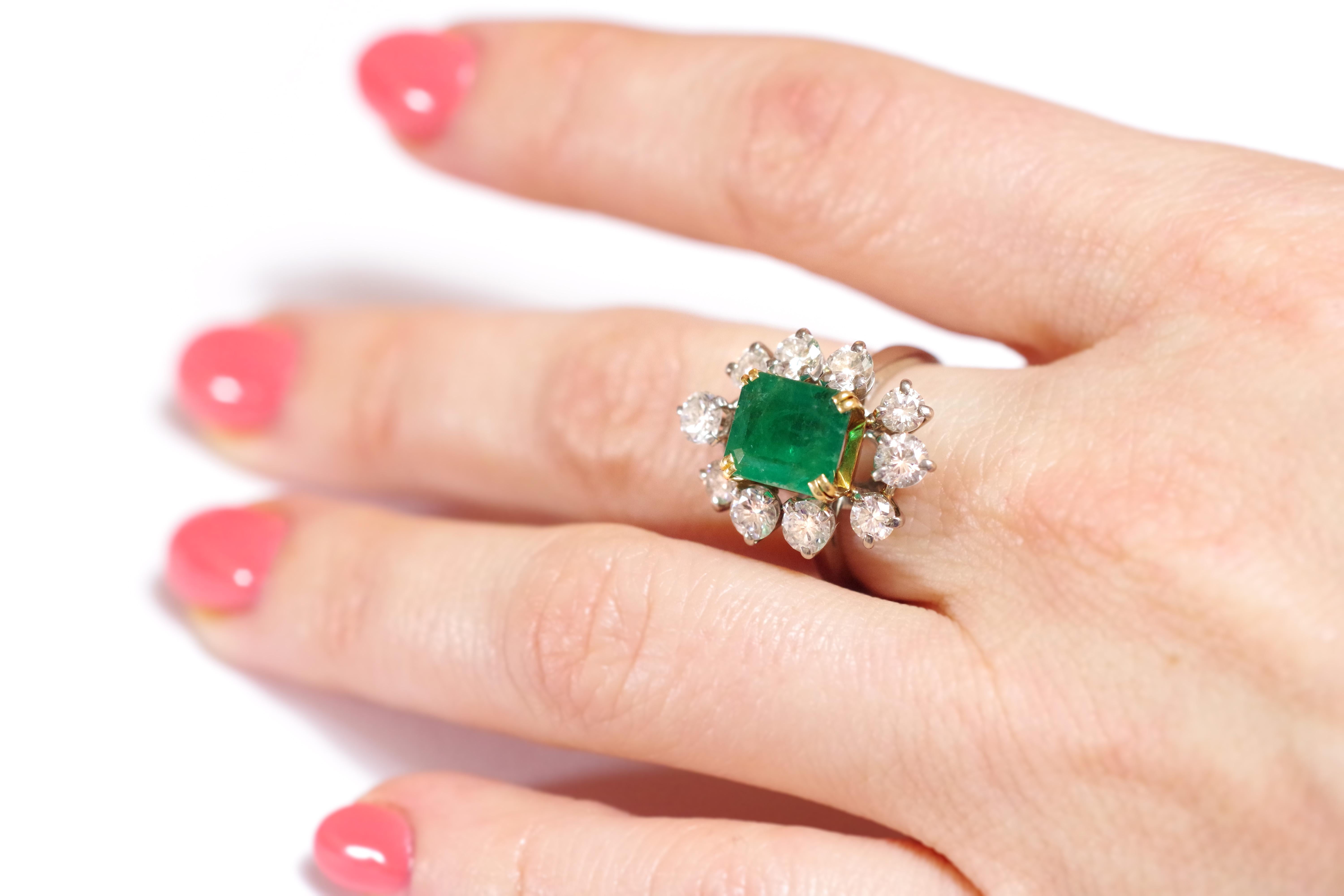 Emerald Diamonds Cluster Ring in White 18 Karats Gold and Platinum 4