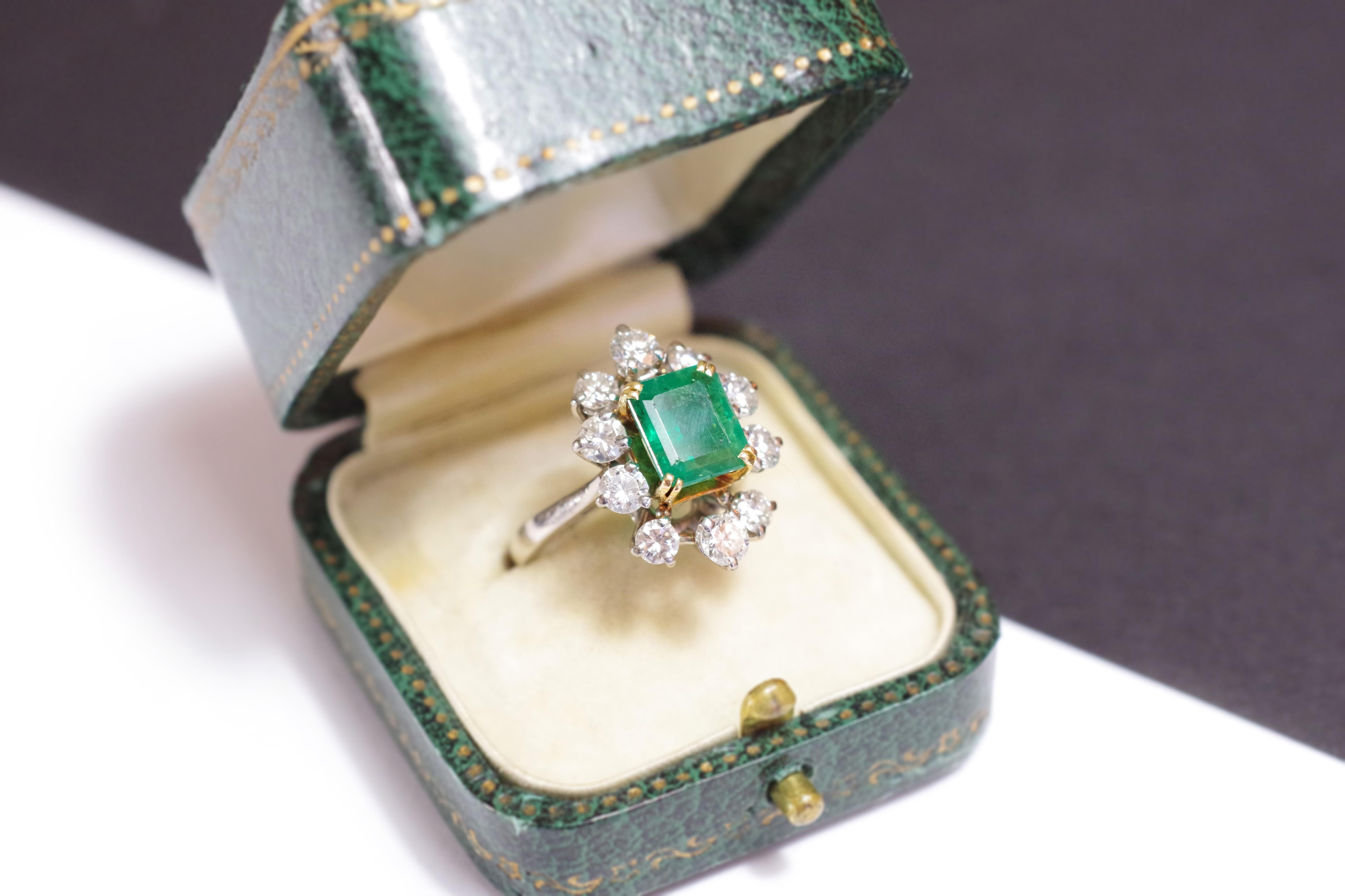Emerald Diamonds Cluster Ring in White 18 Karats Gold and Platinum 6