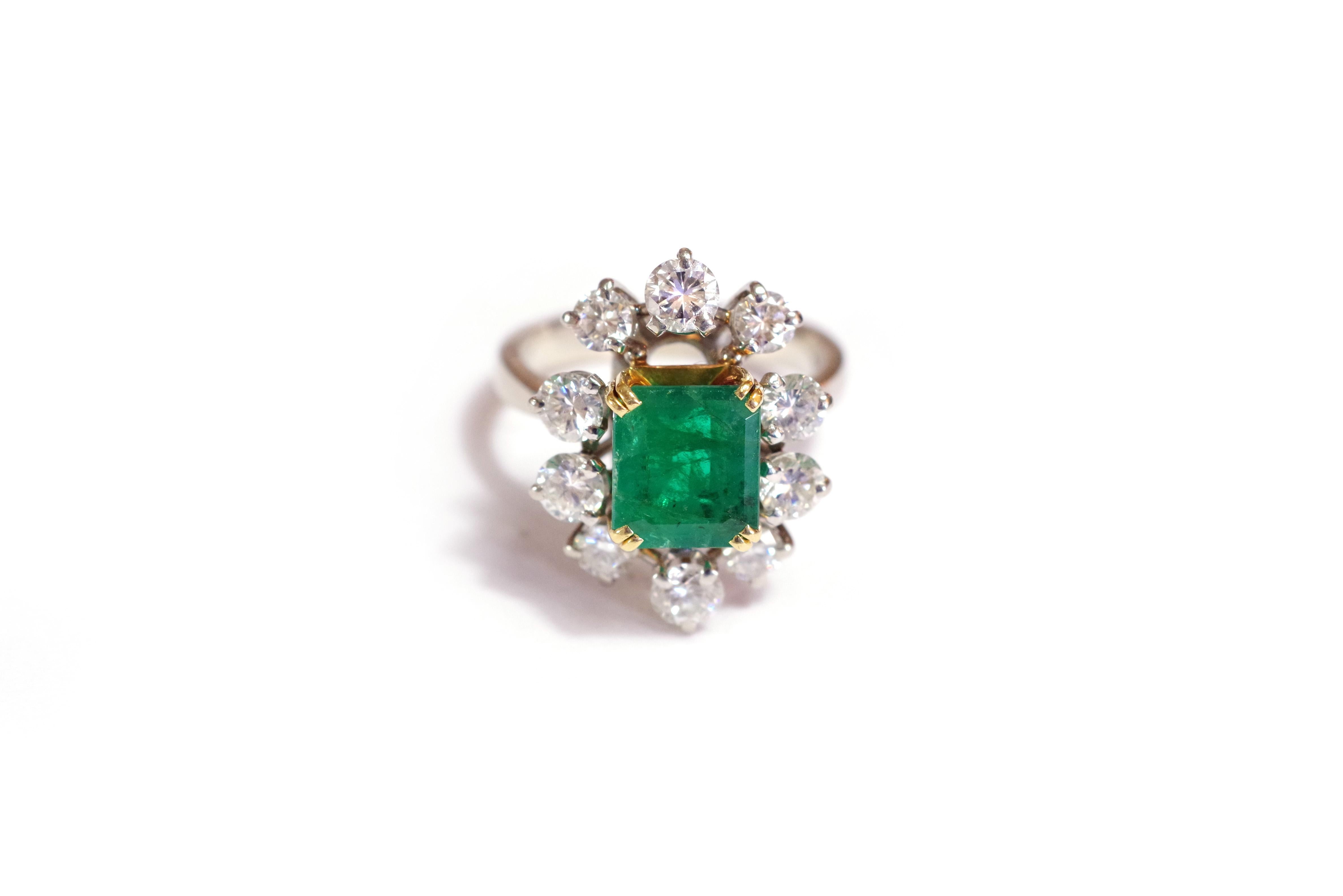 Contemporary Emerald Diamonds Cluster Ring in White 18 Karats Gold and Platinum