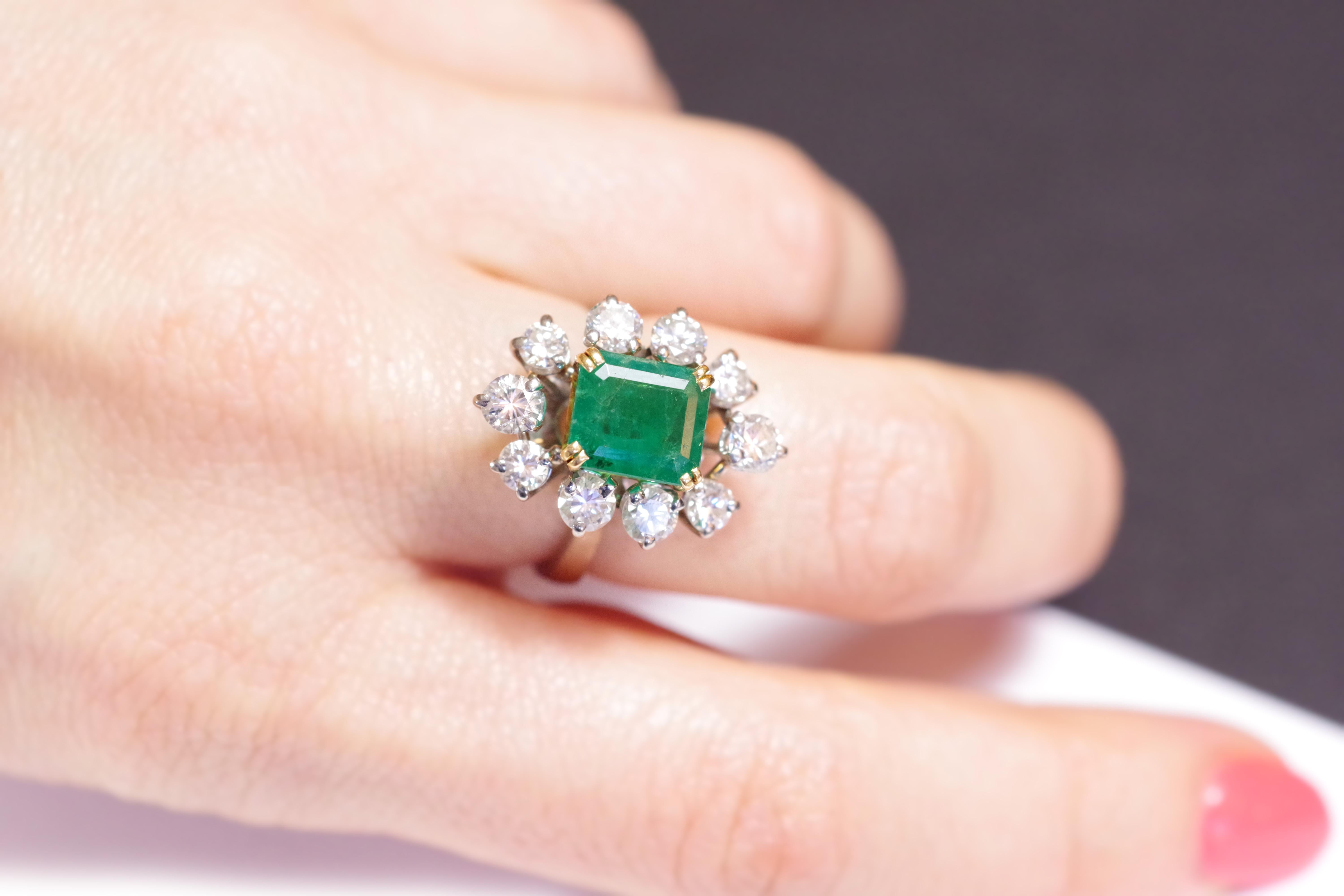 Emerald Diamonds Cluster Ring in White 18 Karats Gold and Platinum 3