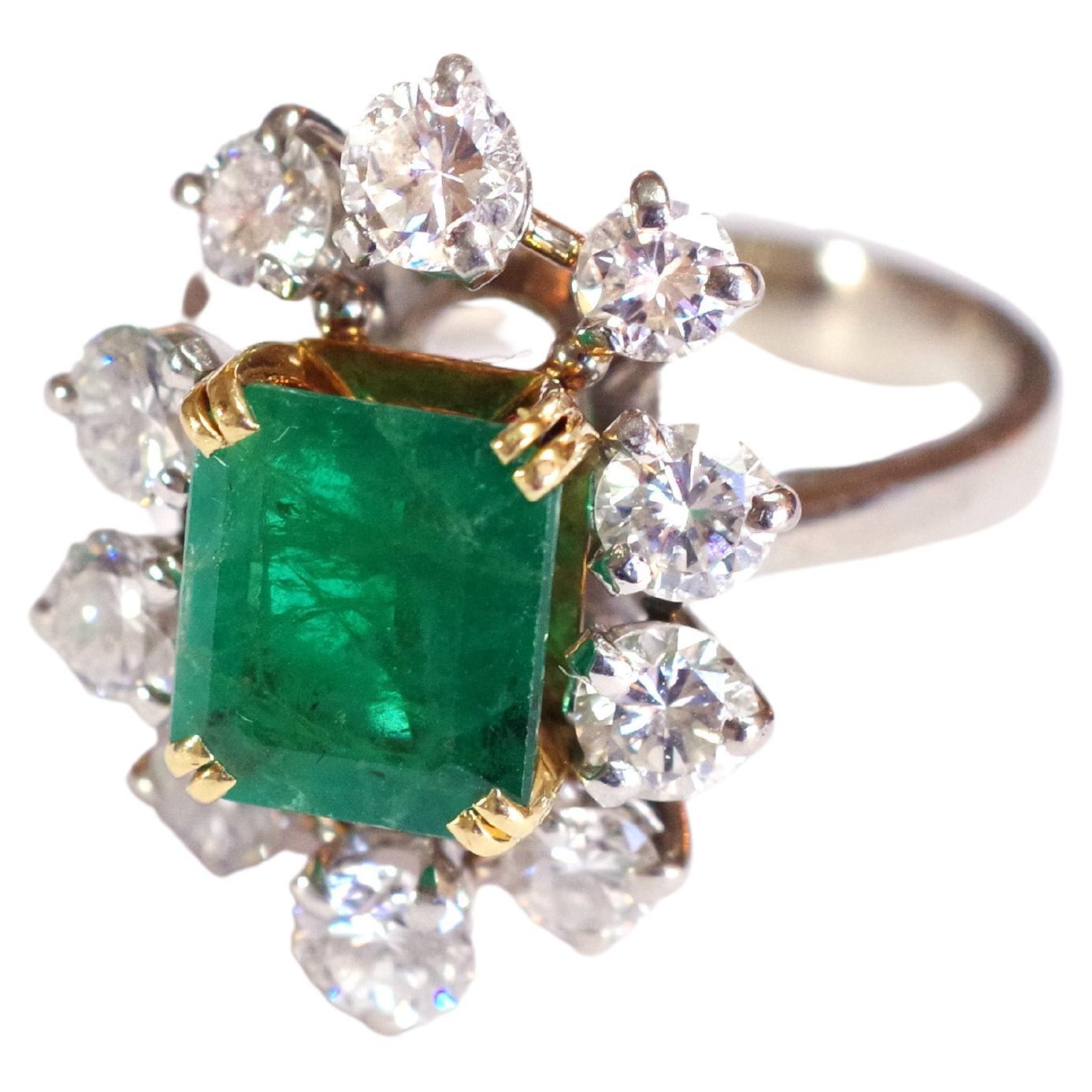 Emerald Diamonds Cluster Ring in White 18 Karats Gold and Platinum
