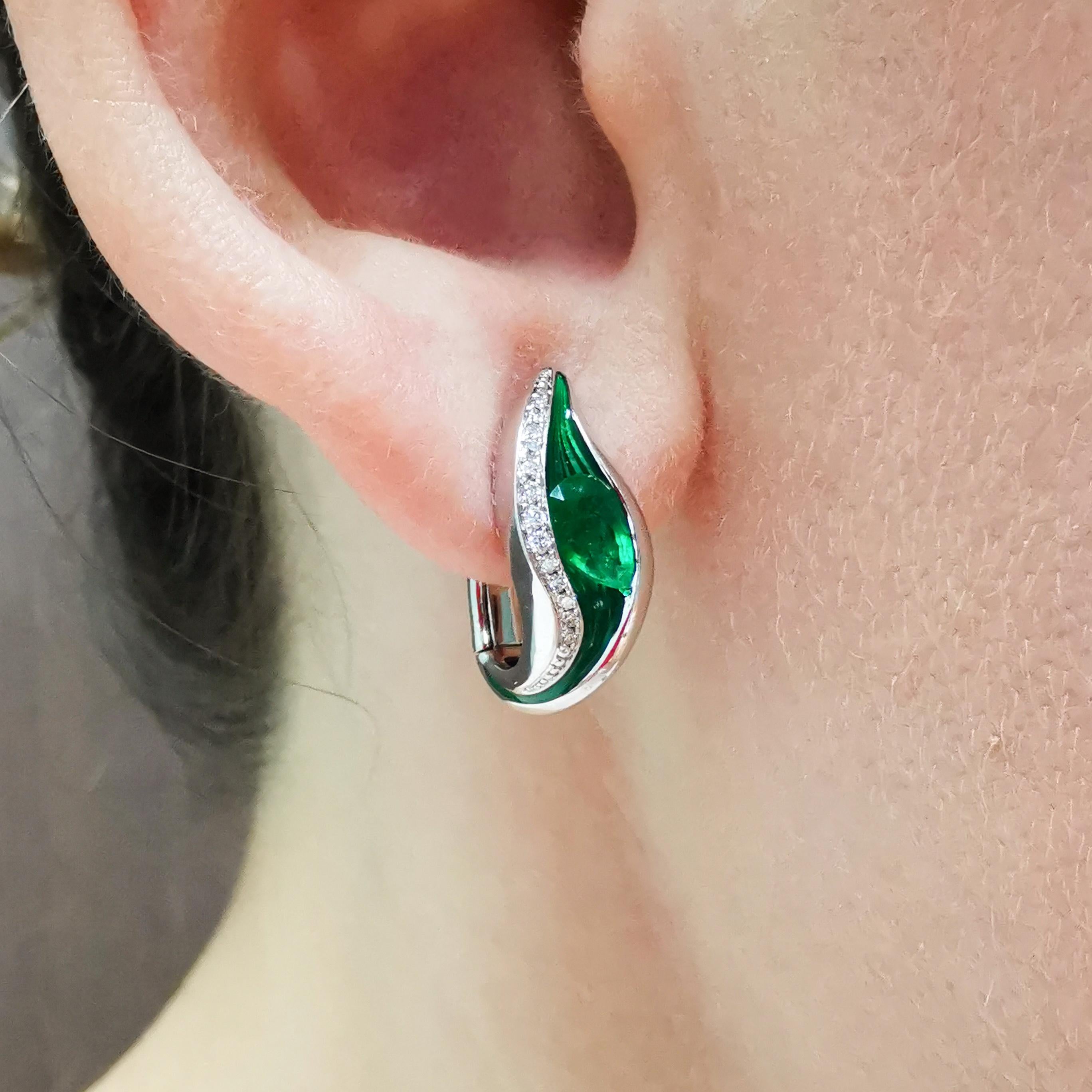 Ohrringe mit Smaragd, Diamanten und Emaille aus 18 Karat Weißgold mit gemelzenen Farben im Angebot 6