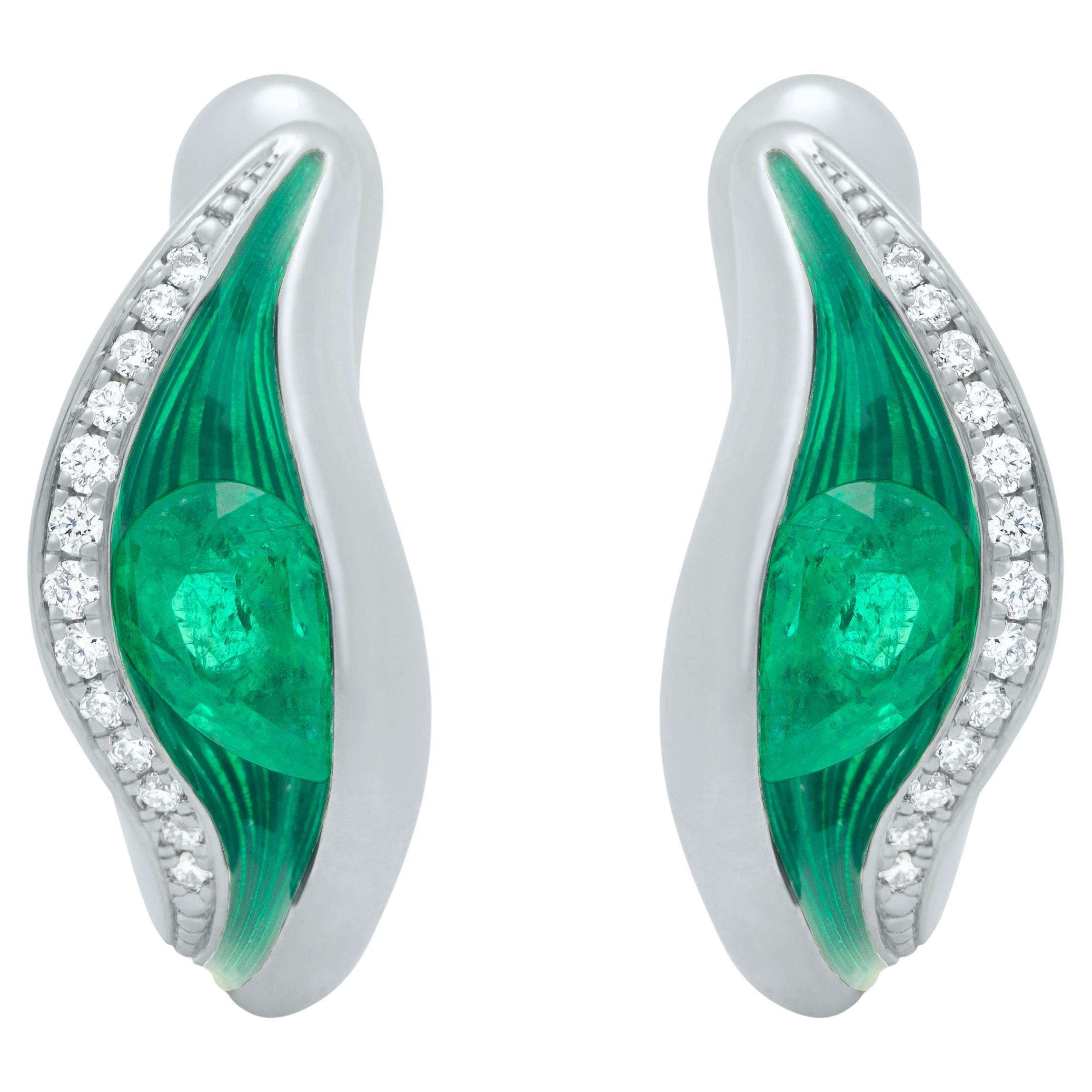 Ohrringe mit Smaragd, Diamanten und Emaille aus 18 Karat Weißgold mit gemelzenen Farben im Angebot