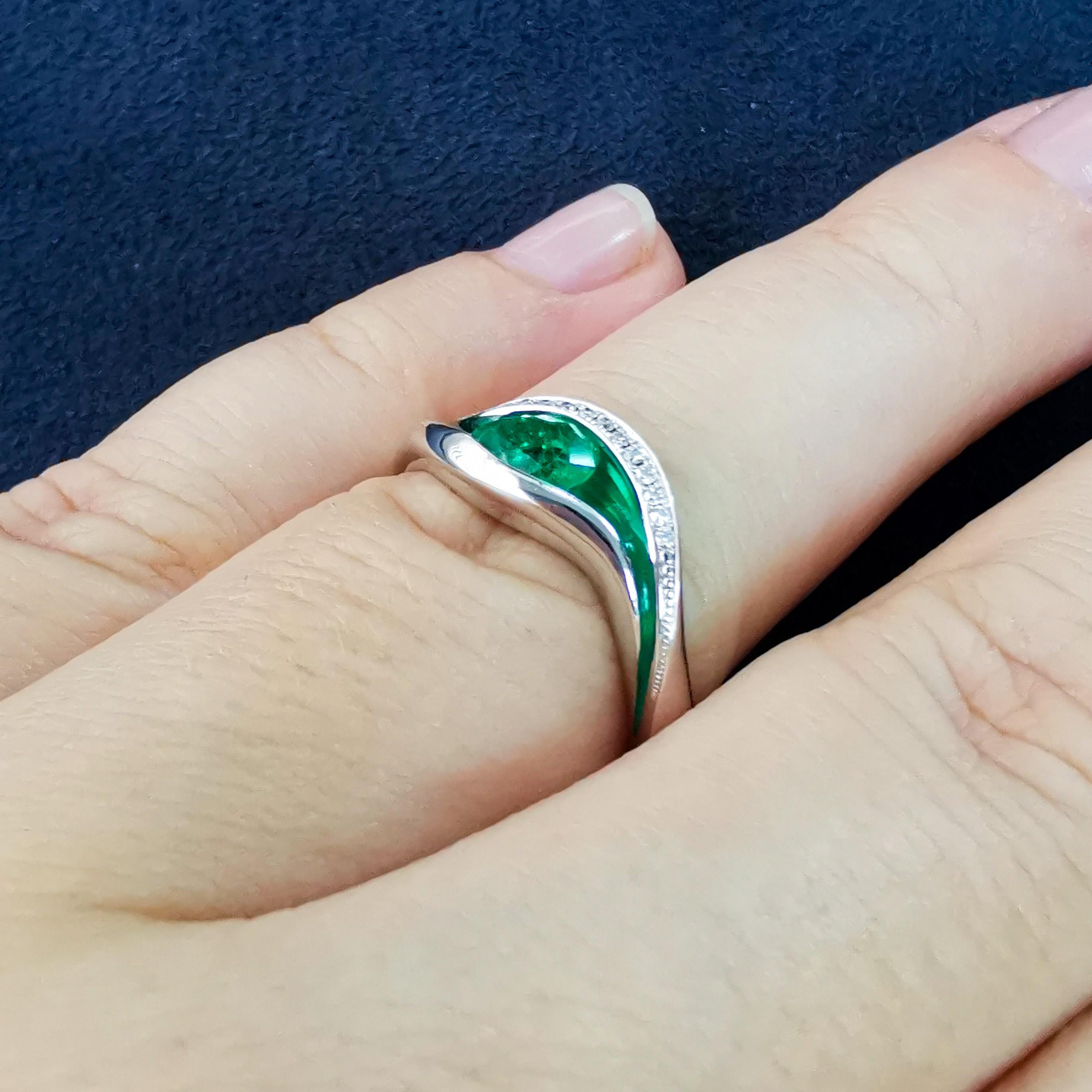 Emerald Diamonds Enamel 18 Karat White Gold Melted Colors Ring For Sale 3