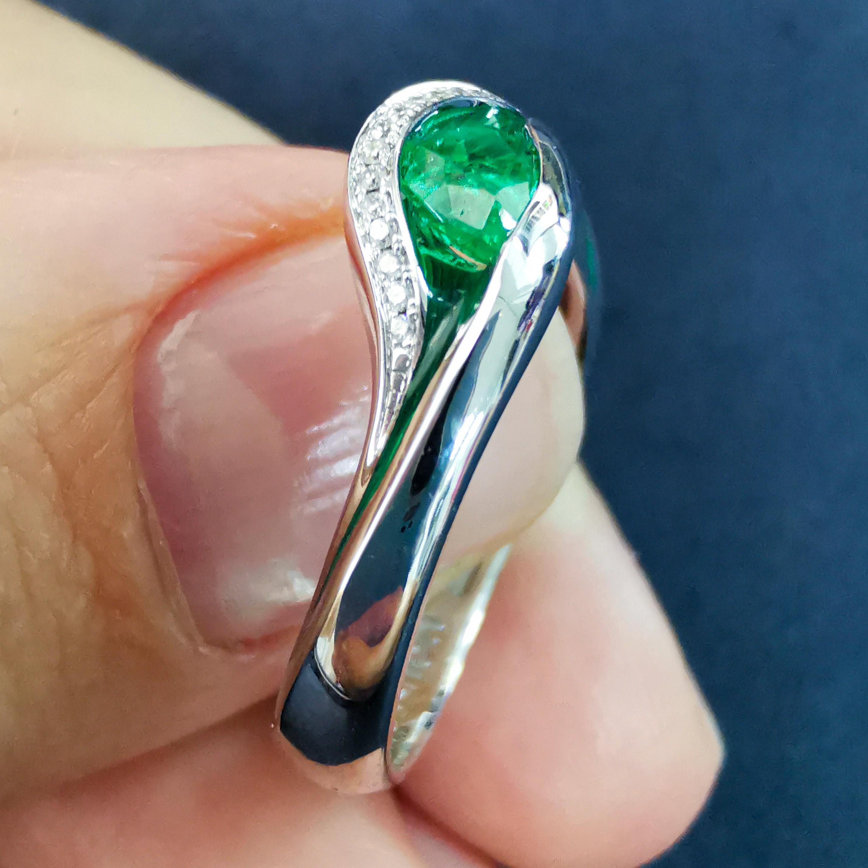 Pear Cut Emerald Diamonds Enamel 18 Karat White Gold Melted Colors Ring