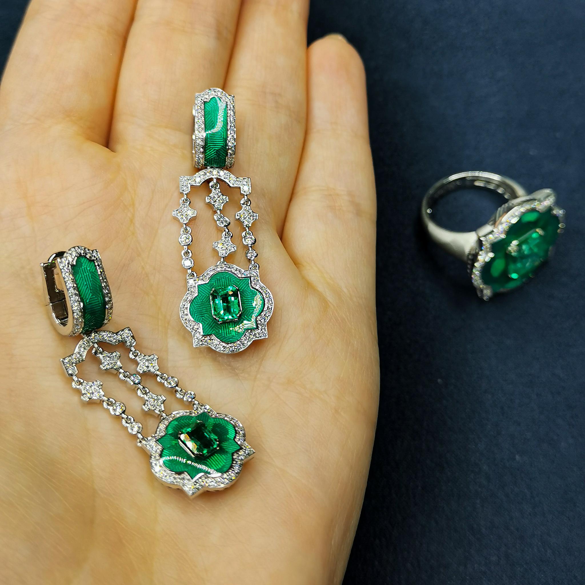 Smaragd-Diamanten-Emaille-Ohrringe aus 18 Karat Weißgold Damen im Angebot