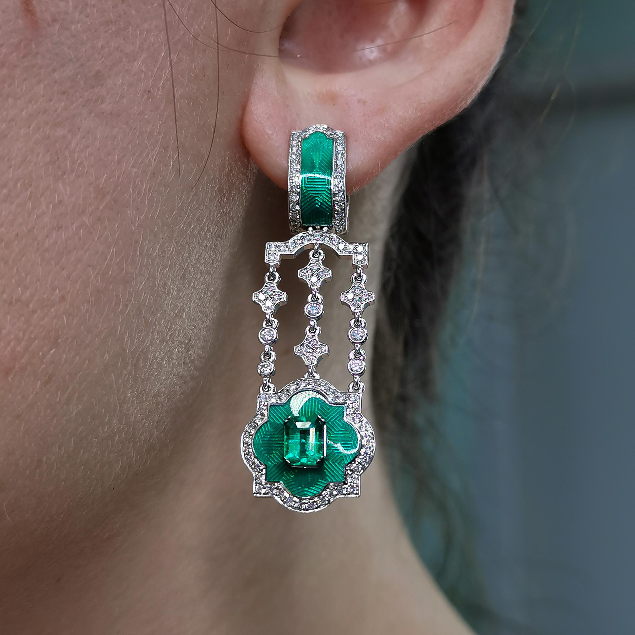 Smaragd-Diamanten-Emaille-Ohrringe aus 18 Karat Weißgold im Angebot 2