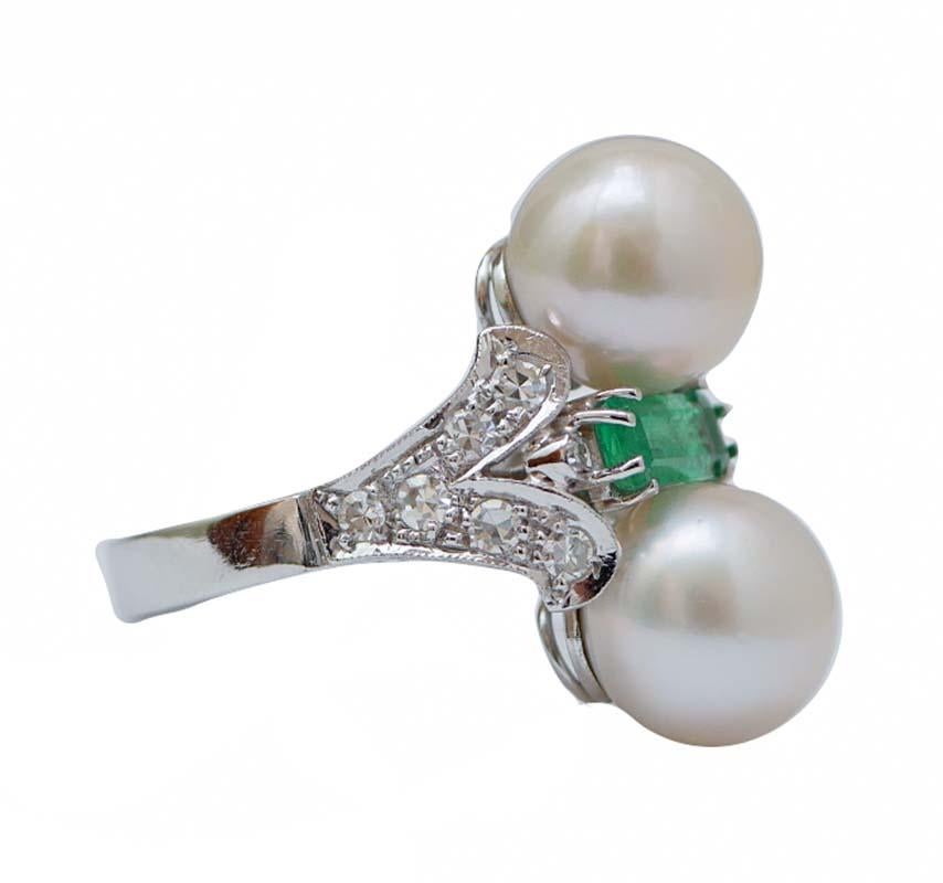 Erstaunlicher Ring in Platinstruktur mit zwei Perlen und einem Smaragd dazwischen. Seitlich, Diamanten.
Dieser Ring wurde vollständig von italienischen Goldschmiedemeistern handgefertigt und befindet sich in perfektem Zustand.
Diamanten 0.74