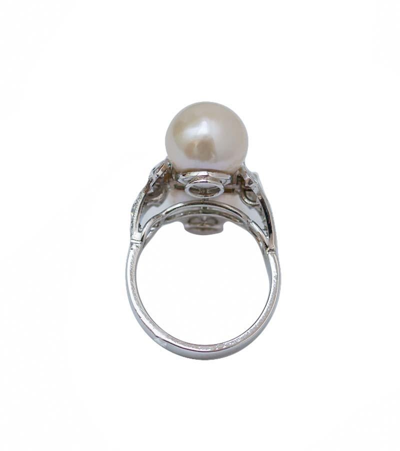 Platinring mit Smaragd, Diamanten, Perlen und Platin. (Retro) im Angebot