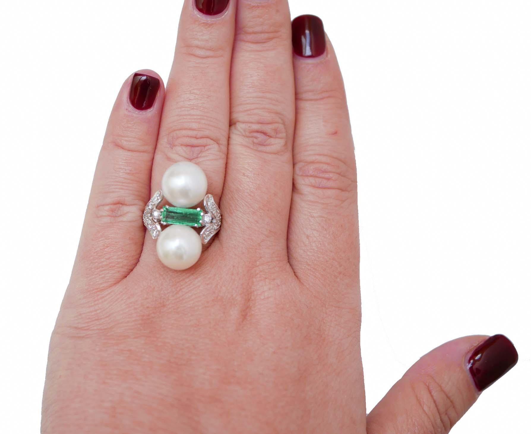 Platinring mit Smaragd, Diamanten, Perlen und Platin. (Gemischter Schliff) im Angebot