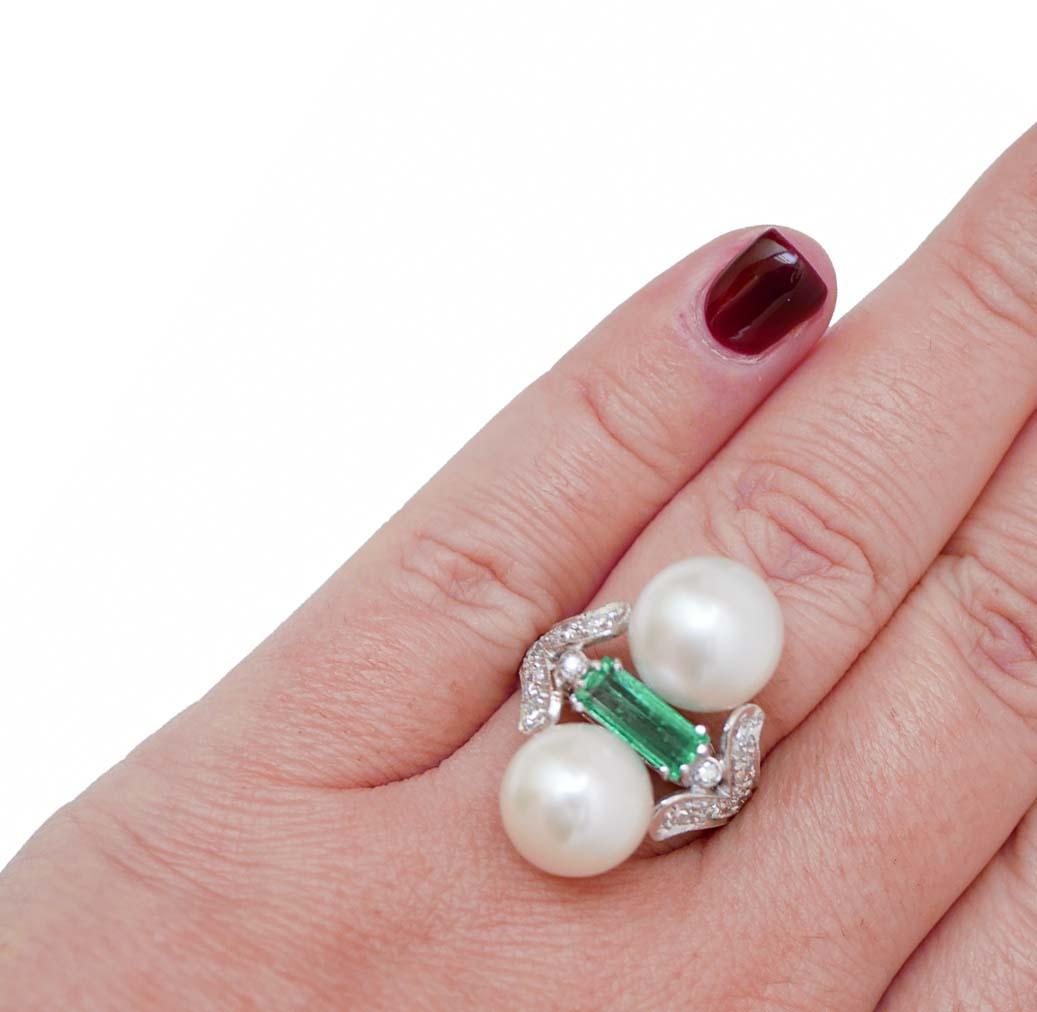 Platinring mit Smaragd, Diamanten, Perlen und Platin. im Zustand „Gut“ im Angebot in Marcianise, Marcianise (CE)