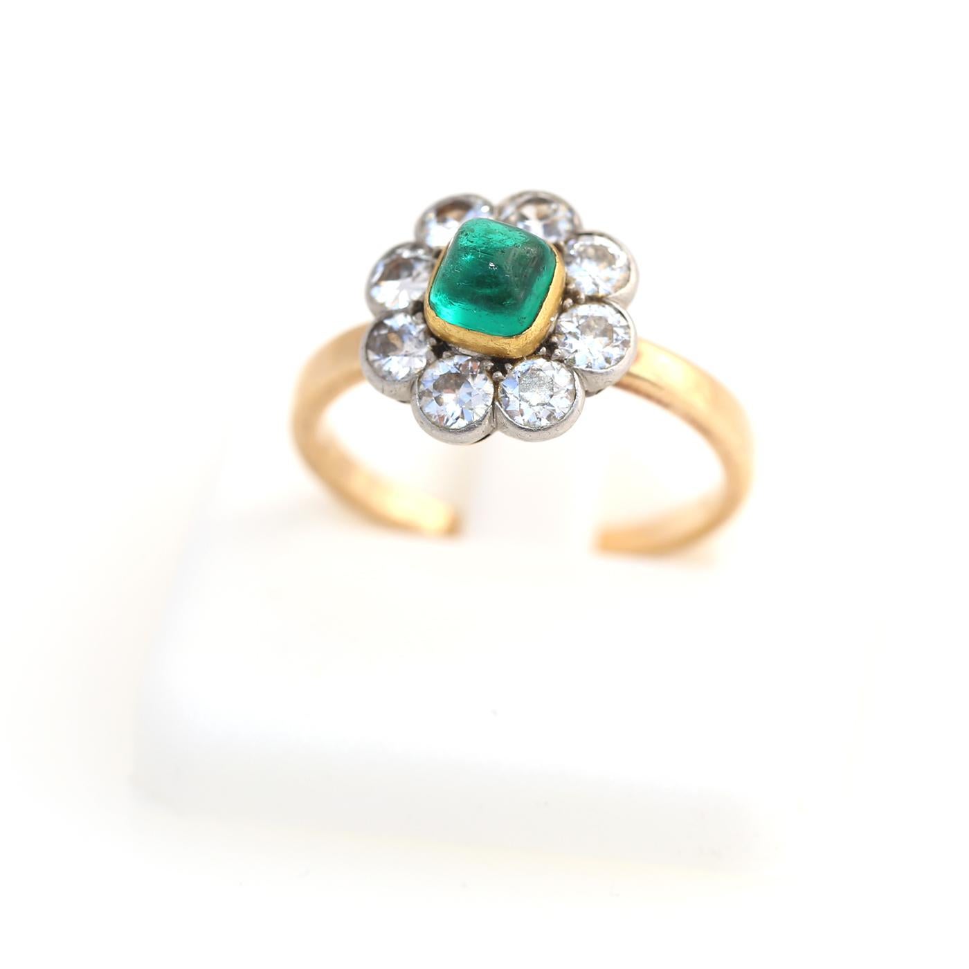 Emerald Diamonds Ring Victorian in Original Box.
This stunning ring from the 1890s features an entirely natural Colombian Emerald of vivid green colour that weighs in at almost a full carat. Surrounded like a flower with 8 round-cut old-mine