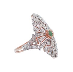 Anello con smeraldo, diamanti, oro rosa e argento.