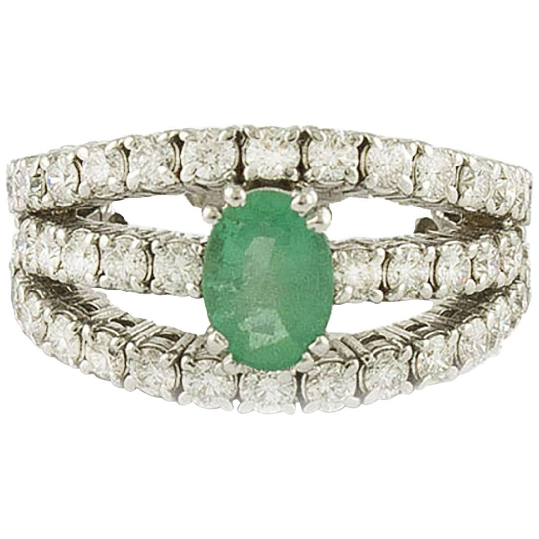 Smaragd  Verlobungsring aus Weißgold mit Diamanten im Angebot