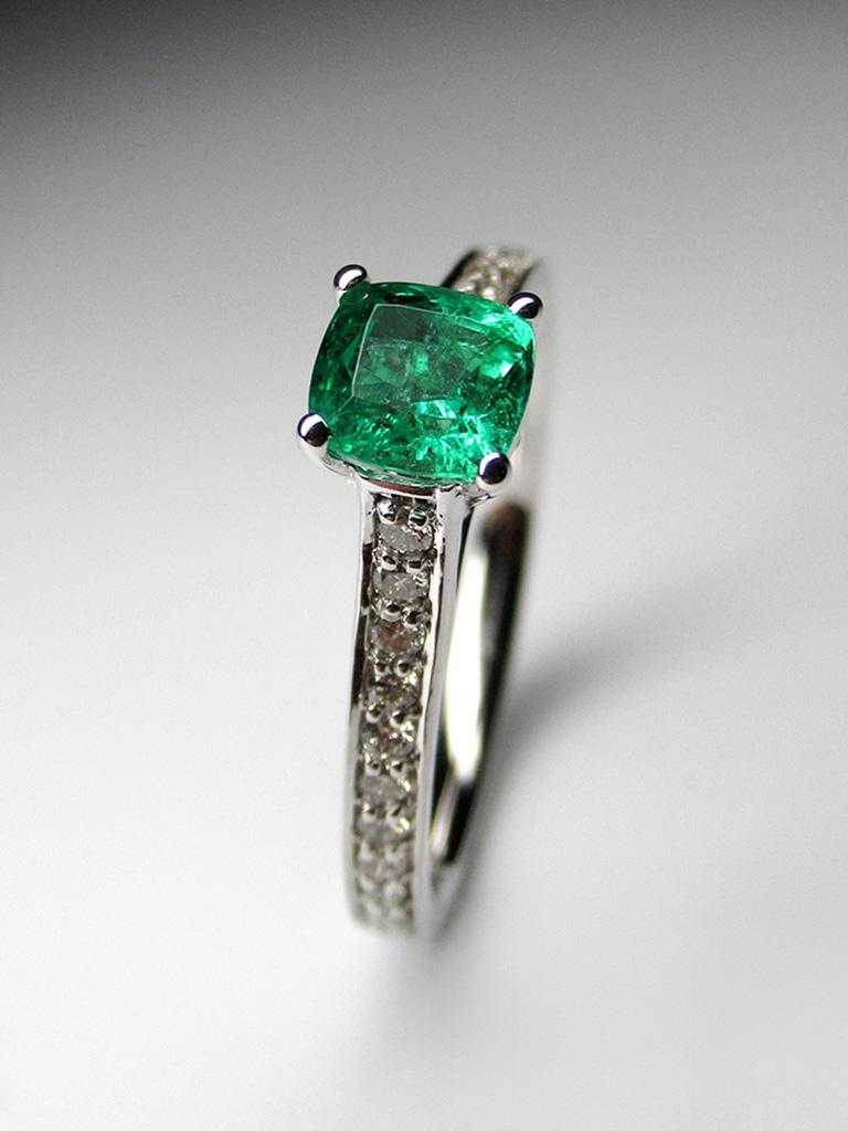Emerald Diamonds White Gold Ring Green Natural Gem Unisex Engagement For Sale 4
