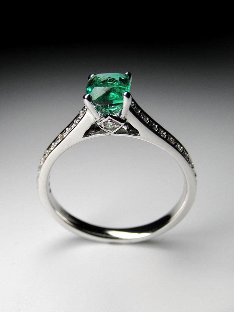 Emerald Diamonds White Gold Ring Green Natural Gem Unisex Engagement For Sale 5