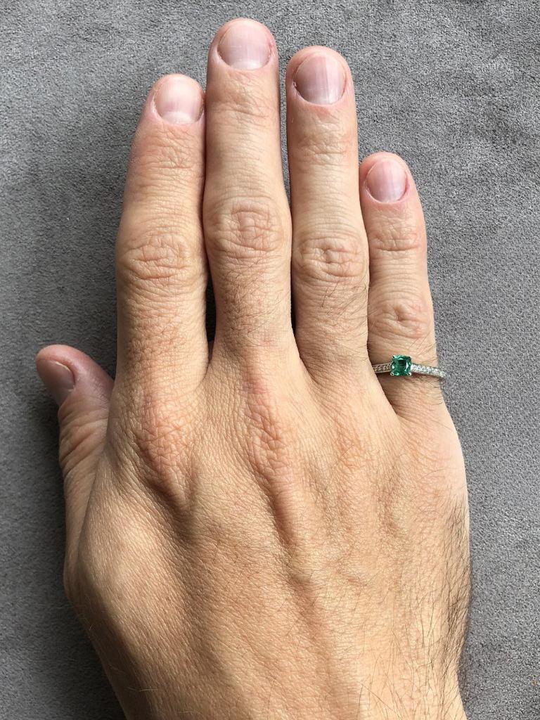 Smaragd-Diamanten-Weißgold-Ring Grüner natürlicher Edelstein Unisex (Art déco) im Angebot