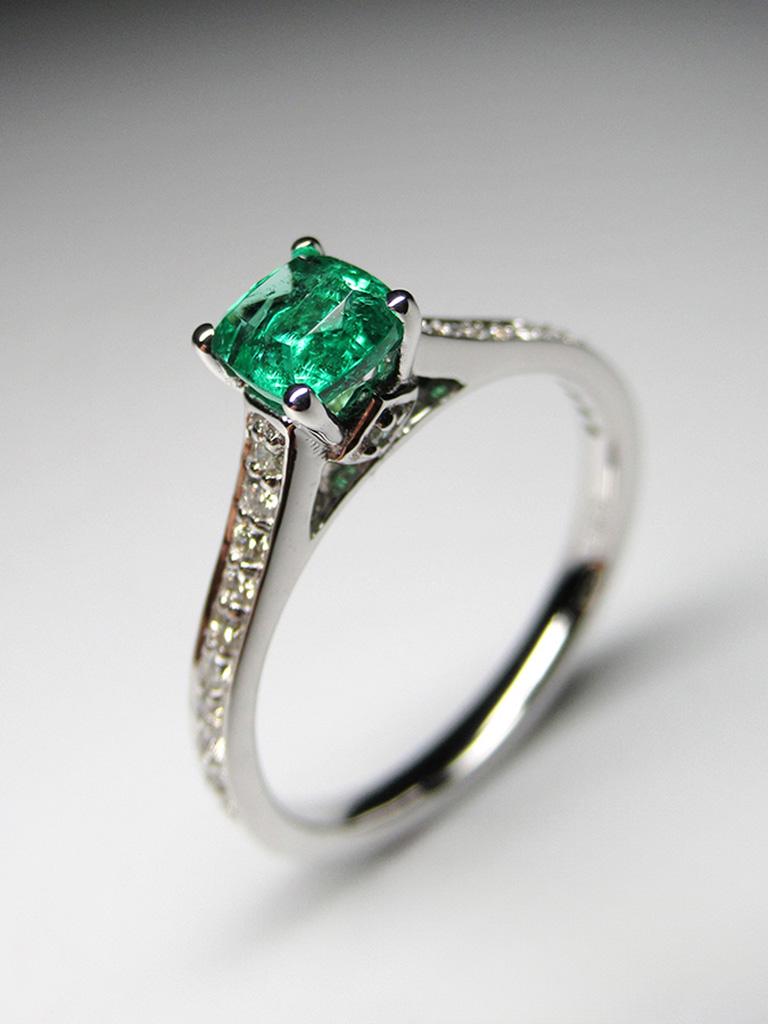 Smaragd-Diamanten-Weißgold-Ring Grüner natürlicher Edelstein Unisex (Kissenschliff) im Angebot