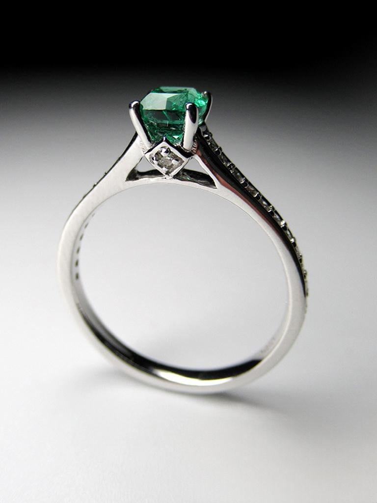 Emerald Diamonds White Gold Ring Green Natural Gem Unisex Engagement In New Condition For Sale In Berlin, DE