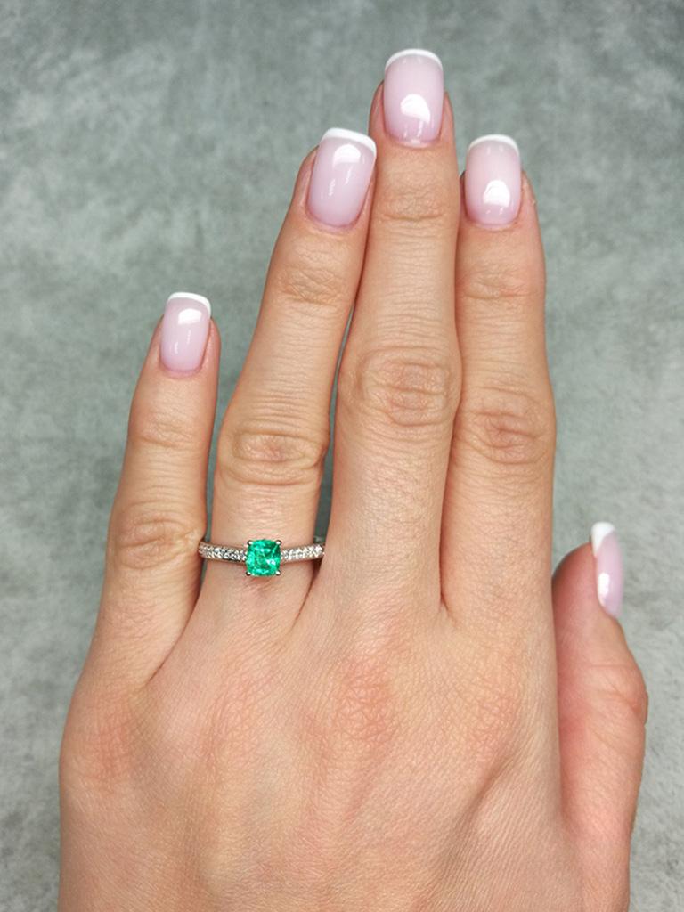 Taille coussin Emerald Diamonds White Gold Ring Green Natural Gem Unisex en vente
