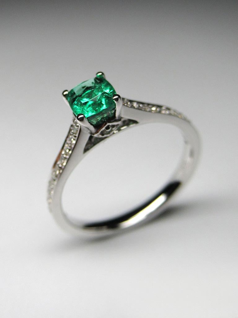 Cushion Cut Emerald Diamonds White Gold Ring Green Natural Gem Unisex For Sale
