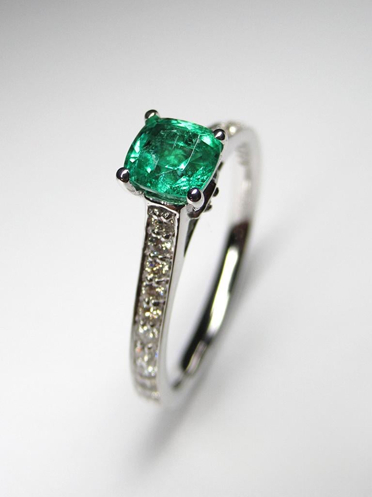 Cushion Cut Emerald Diamonds White Gold Ring Green Natural Gem Unisex For Sale