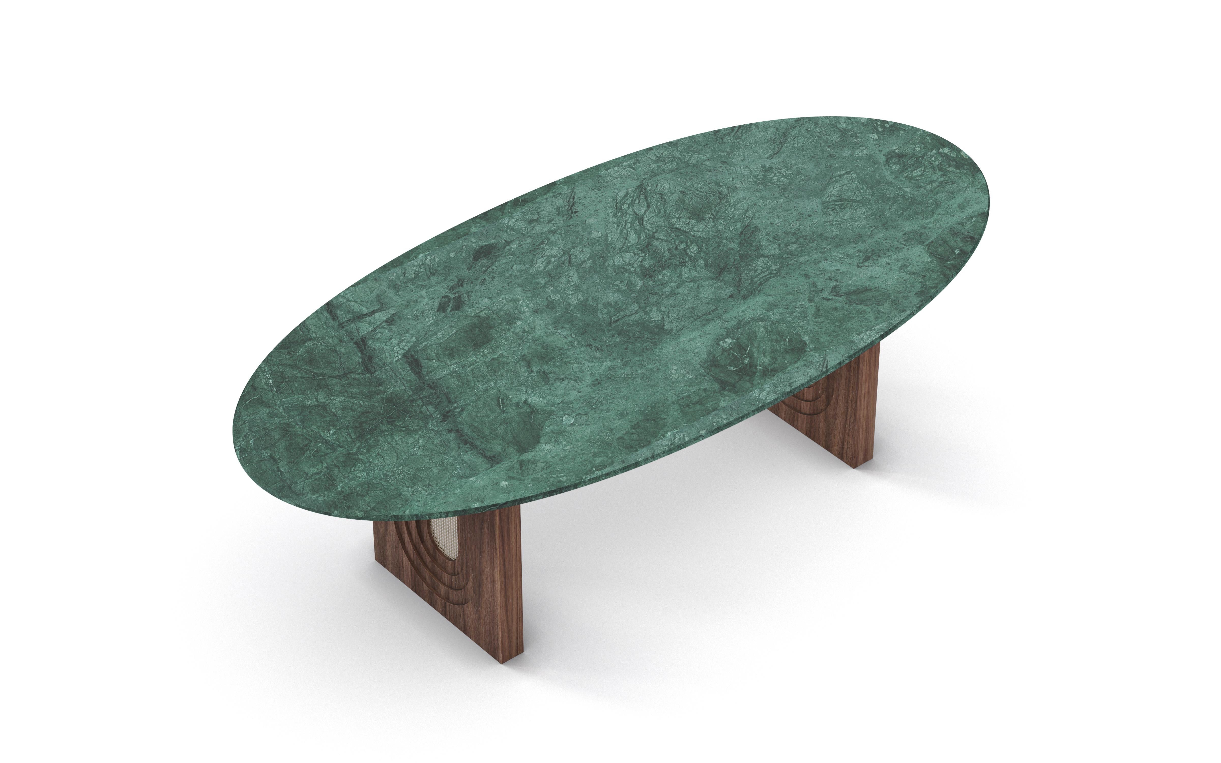 Emerald Dining Table est une table de salle à manger en marbre vert émeraude, conçue comme un volume sculptural qui ancre les espaces de salle à manger avec une autorité tranquille. Sa forme ovale équilibre la présence et la circulation, créant un