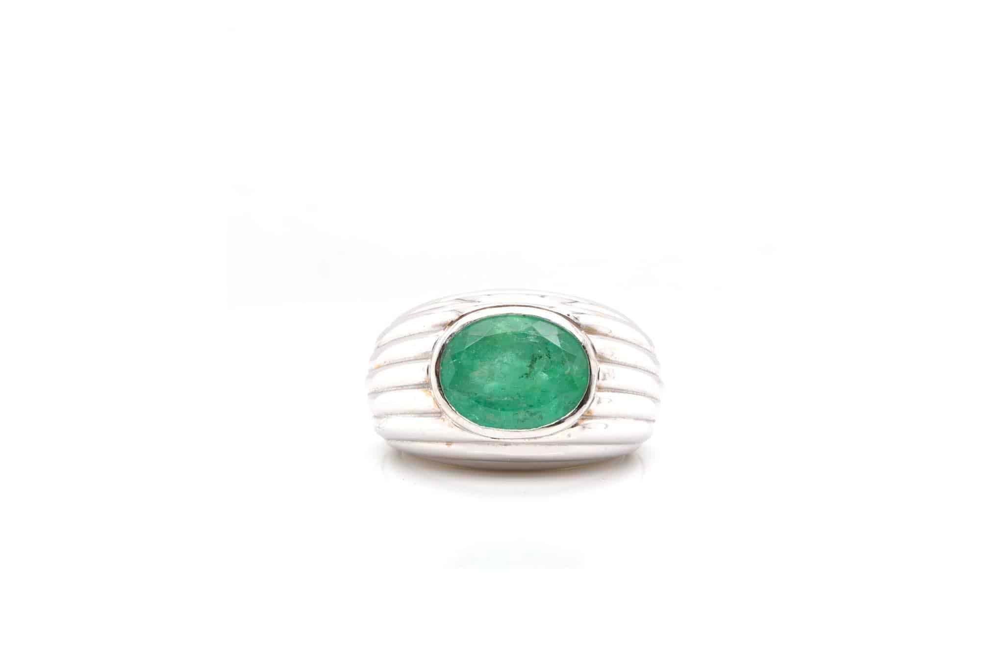 Stones: Emerald cabochon of 7 cts
Material: 18k white gold
Weight: 21.8g
Period: 1940
Size: 56 (free sizing)
Certificate
Ref. : 24539