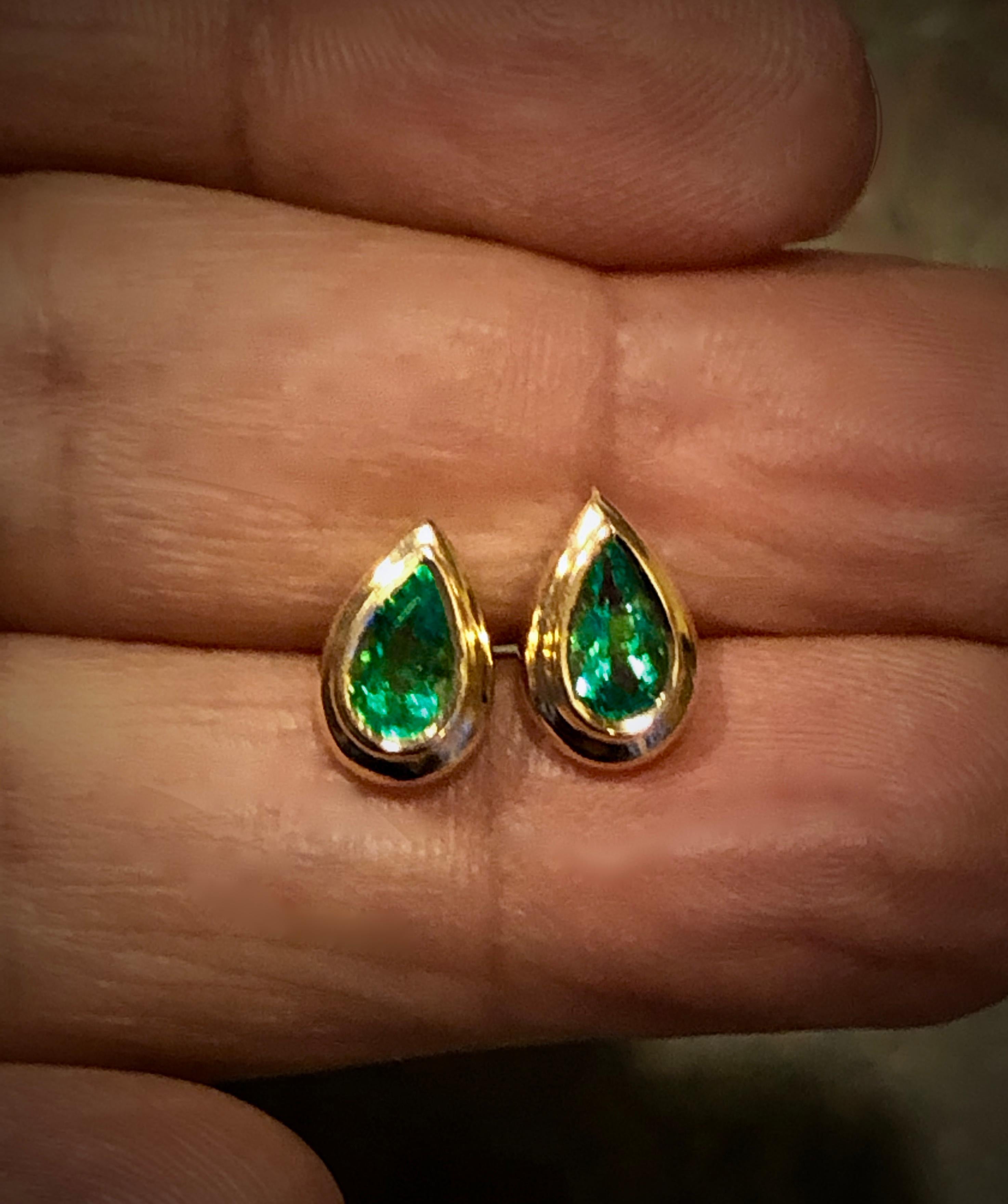 Chic Stud Earrings Perfect Matching Pair of Green Colombian Emerald Pear Cut, AAA Natural Medium Green Color, Total Weight 0.80 carats. Bezel Set Made of Solid 18K Yellow Gold. Earrings Measurement: 11mmx 7mm.
Style: Studs
Condition: Excellent