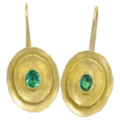 Pendants d'oreilles en émeraude doublement ovale et en or fin, Petra Class 2024