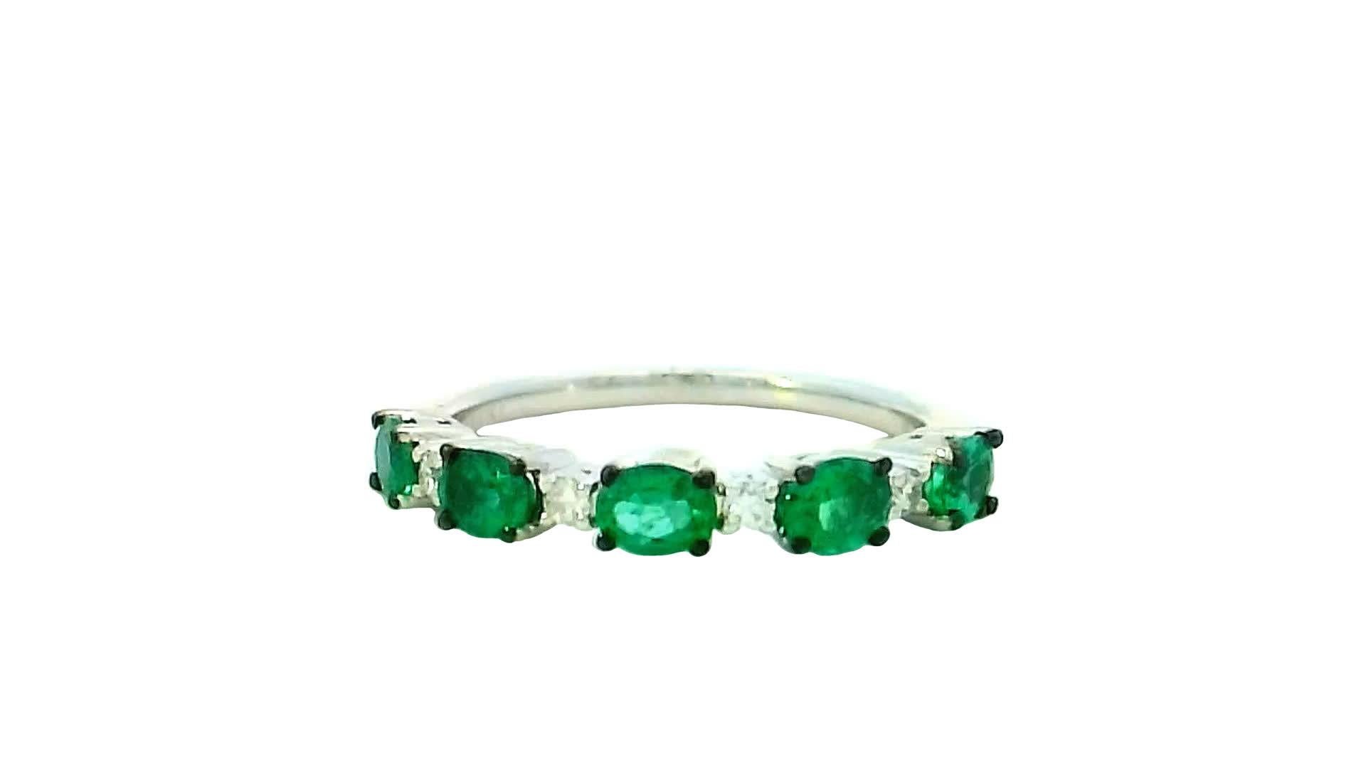 Ti presentiamo il nostro squisito anello Greene Stone, una vera incarnazione dell'eleganza e della bellezza naturale. Realizzato con la massima precisione, questo anello presenta una splendida combinazione di gemme di smeraldo e peridoto.