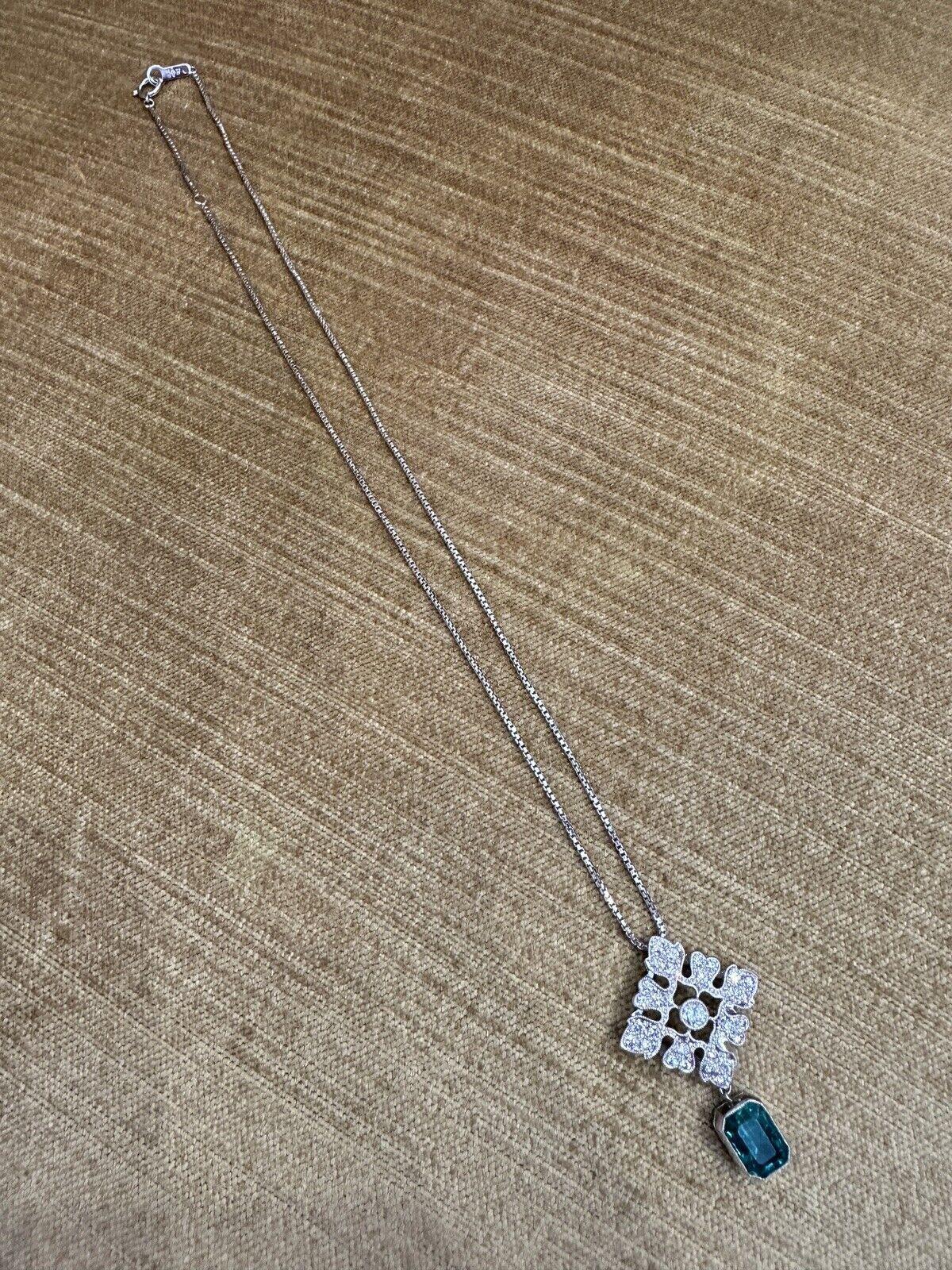 Halskette mit Smaragdtropfen und Diamantanhänger aus Platin (Smaragdschliff) im Angebot