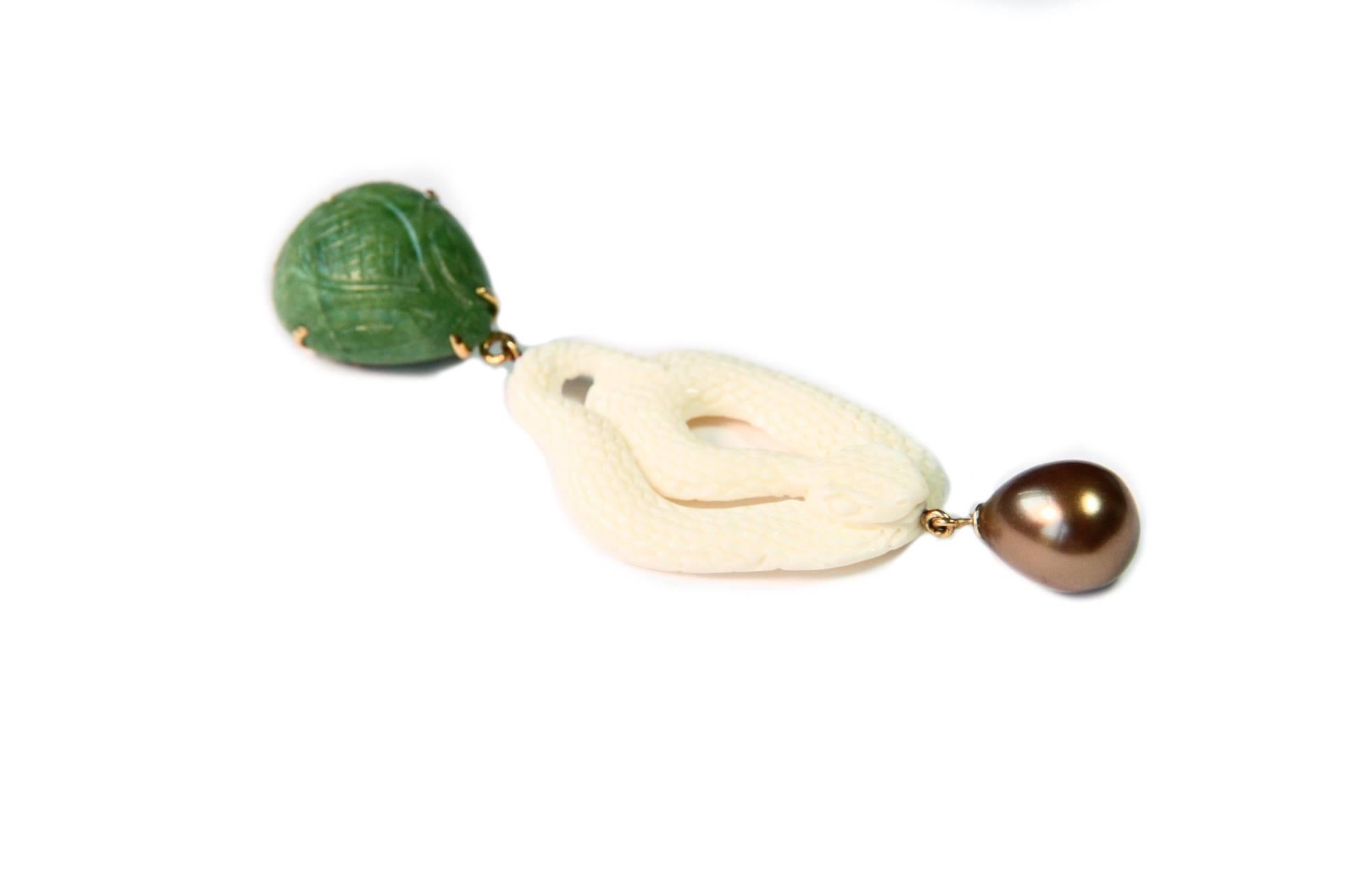 Pendant 18 kt gold gr.6 with very fine carved bone snake shape, emerald  carved drop, natural brown pearls. Total length 9,5 cm.
Is coming with appropriate silk string but you can wear also with gold one available up on request.
All Giulia Colussi