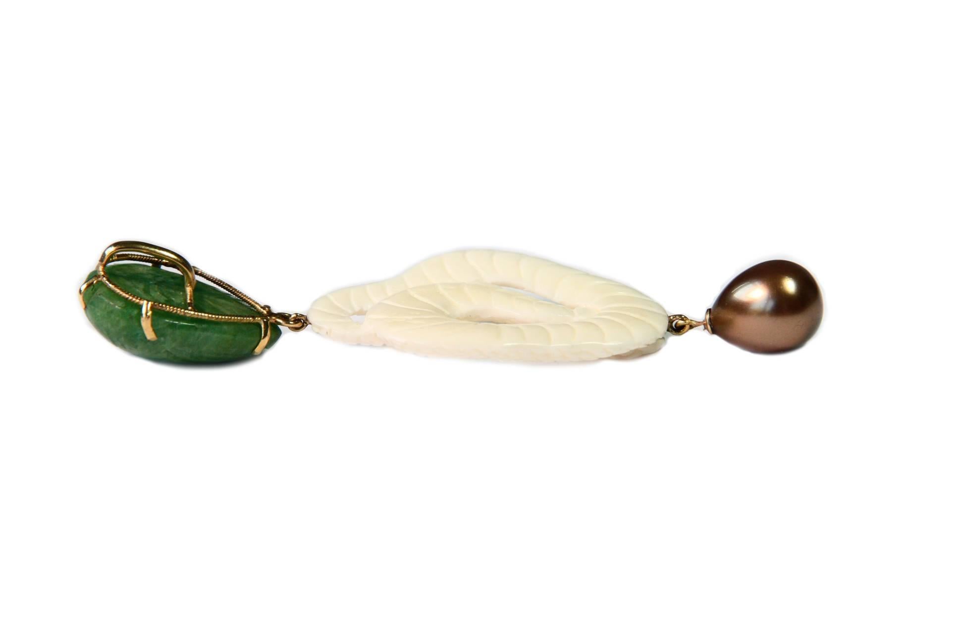 Emerald Drop Carved Leaf Bone Snake Natural Pearl 18 Karat Gold Pendant In New Condition For Sale In Milan, IT