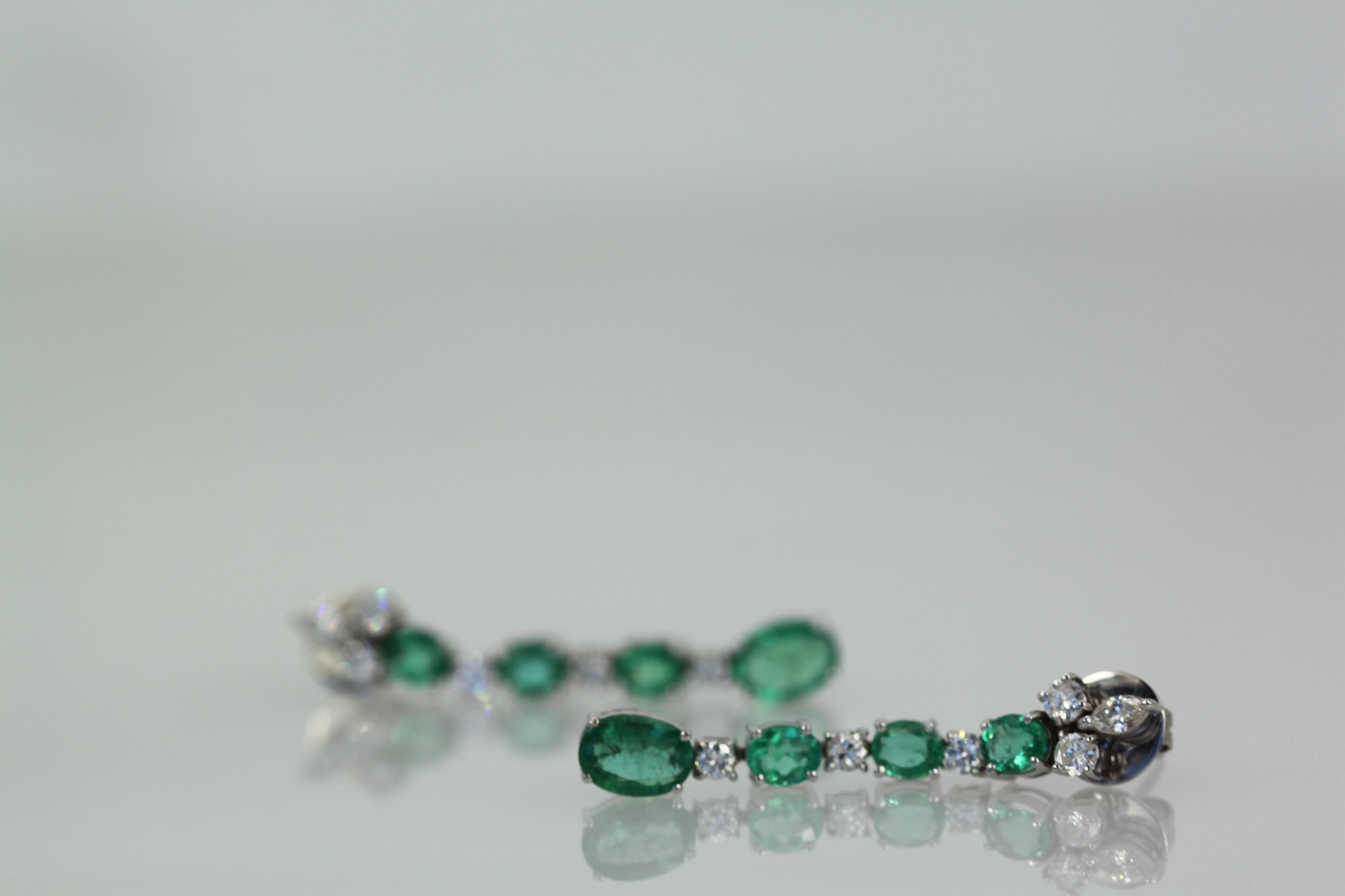 Emerald Drop Dangle Earrings 5 Carats 18K In Good Condition For Sale In North Hollywood, CA