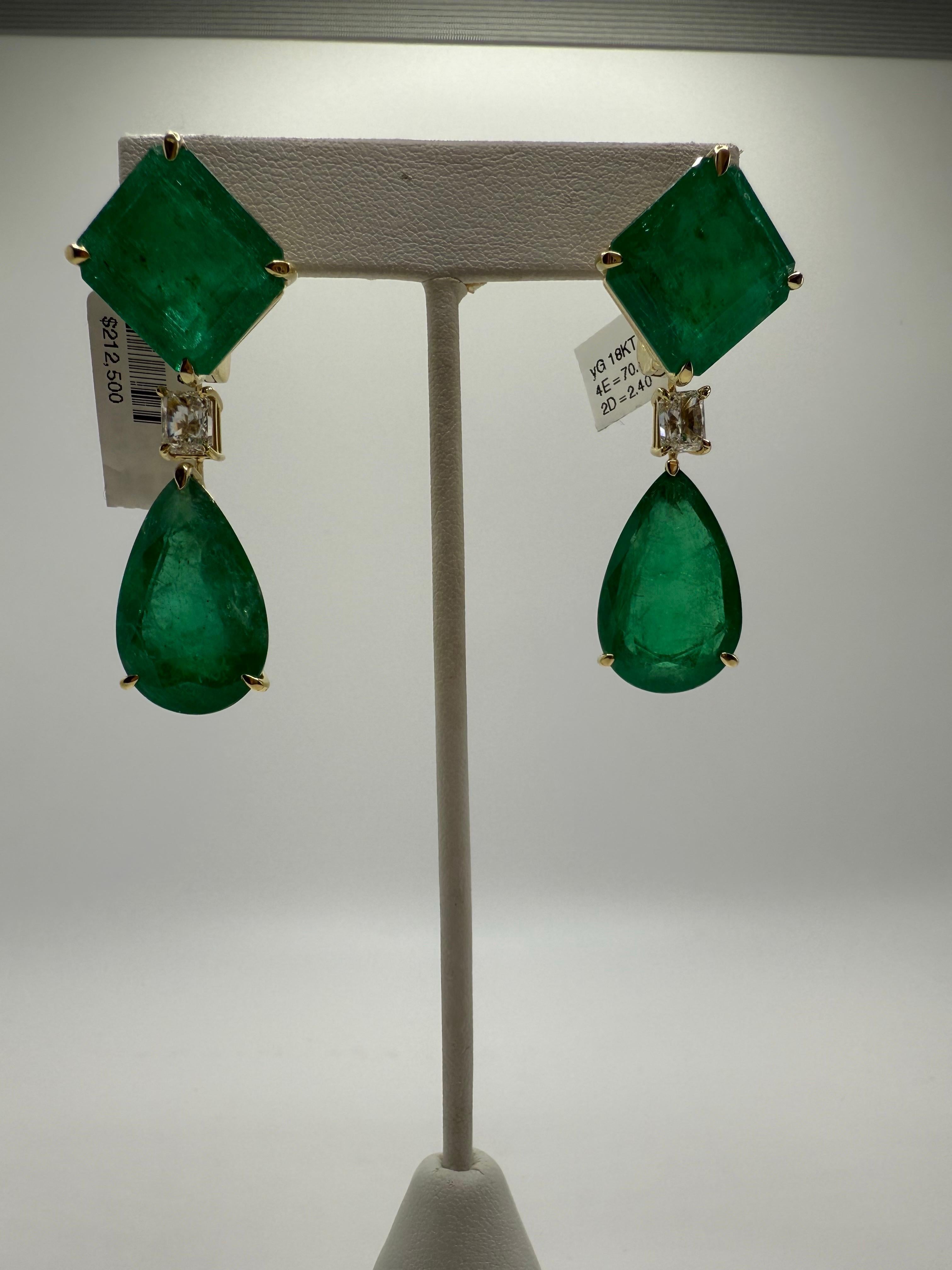 Questi straordinari orecchini a goccia con smeraldi e diamanti sono un capolavoro di lusso e design. Realizzata in oro giallo 18 carati, la coppia presenta un totale di 32,20 carati di smeraldi colombiani tagliati a smeraldo e 38,78 carati di gocce