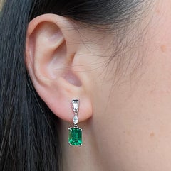 Pendientes de esmeraldas en forma de gota, de oro blanco con diamantes