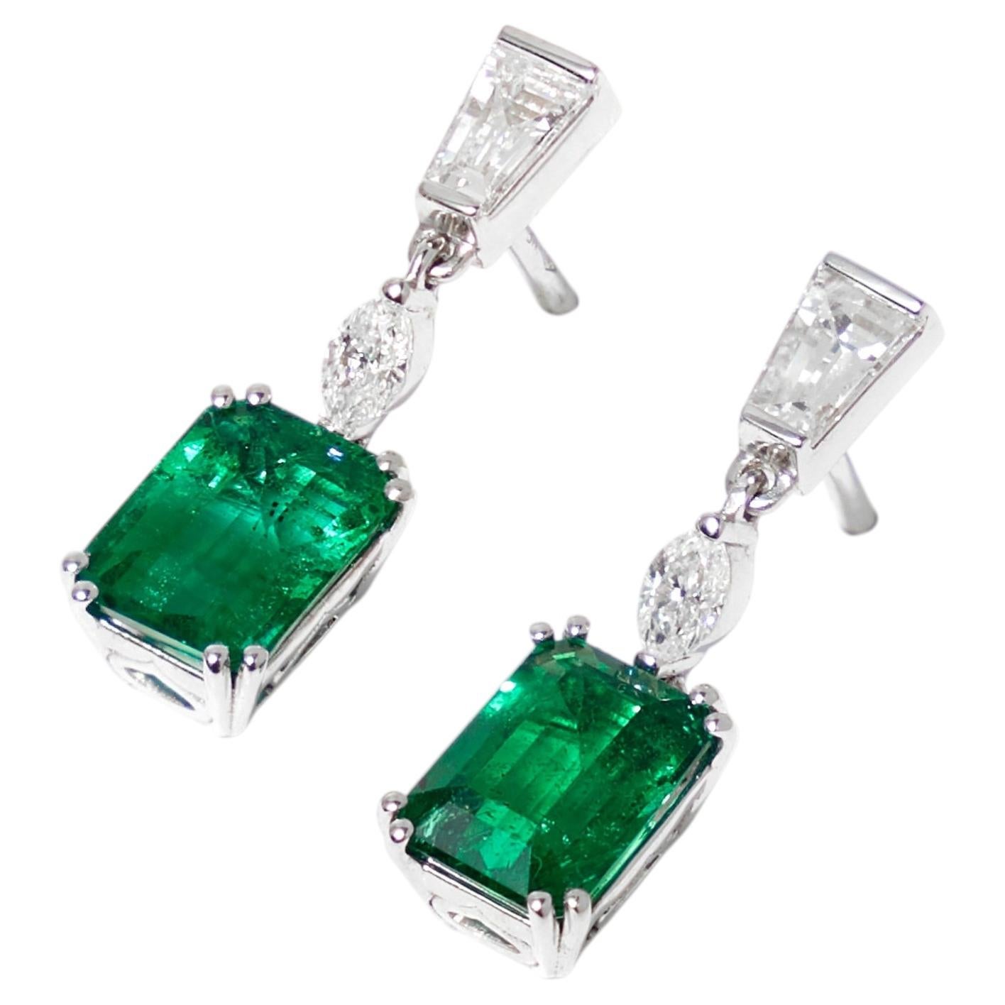 Emerald drop earrings in white gold with diamonds For Sale
