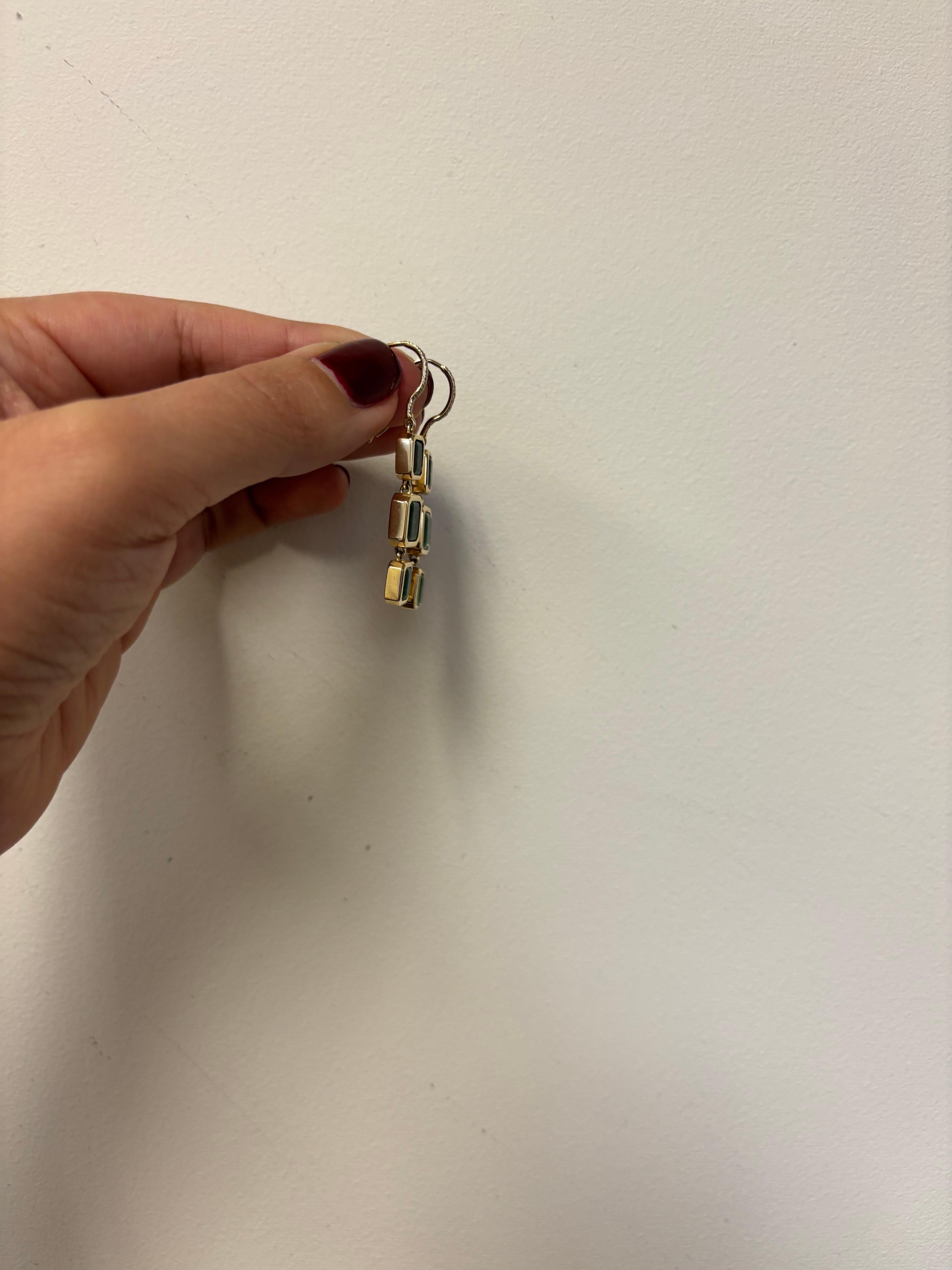 Moderno Orecchini a goccia con smeraldo in oro giallo 8 carati in vendita