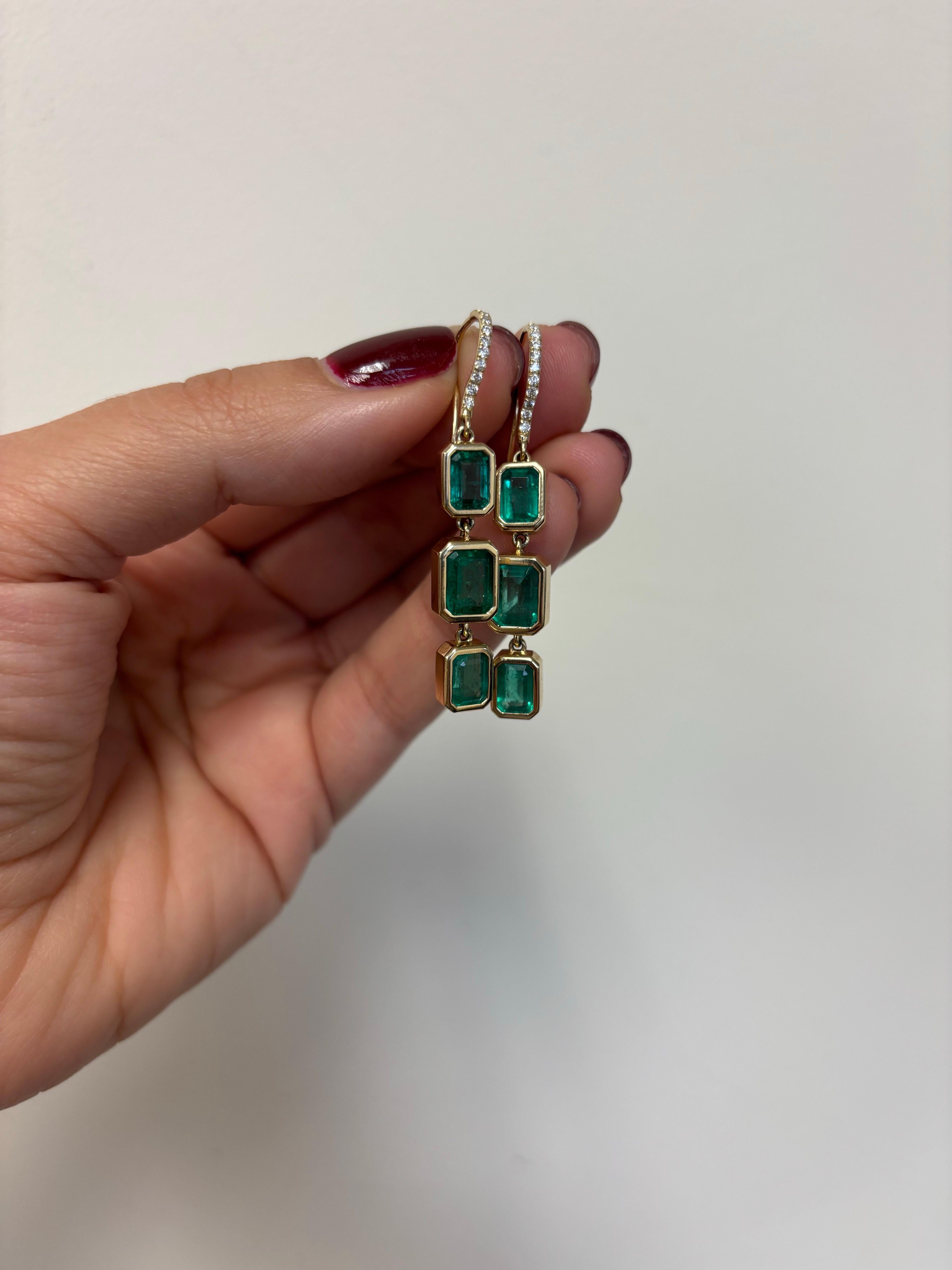 Taglio smeraldo Orecchini a goccia con smeraldo in oro giallo 8 carati in vendita