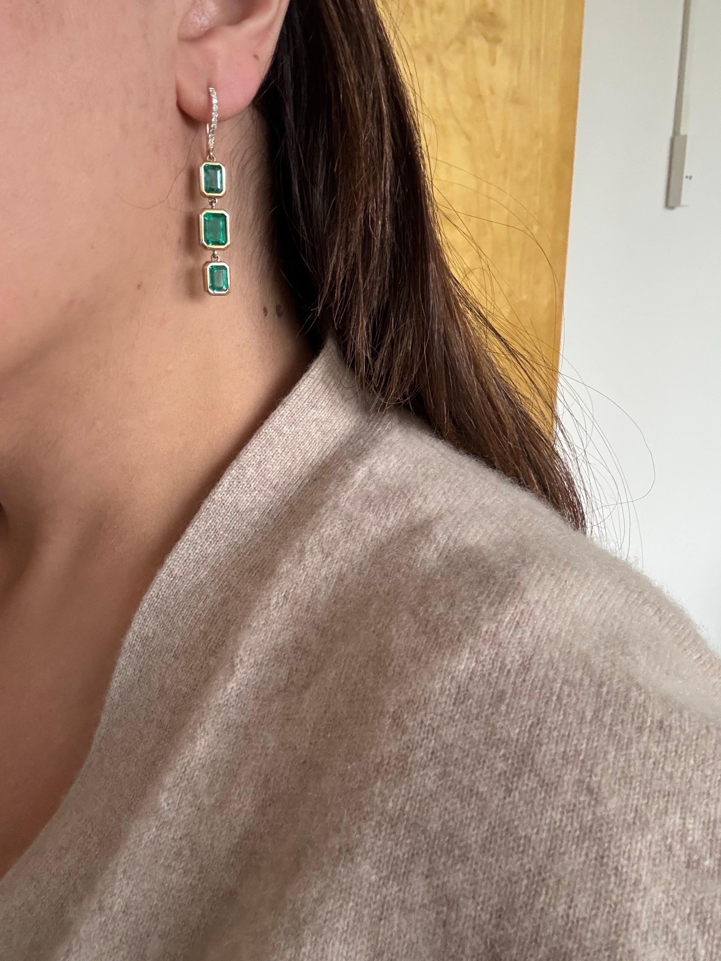 Orecchini a goccia con smeraldo in oro giallo 8 carati In condizioni Nuovo in vendita a Great Neck, NY