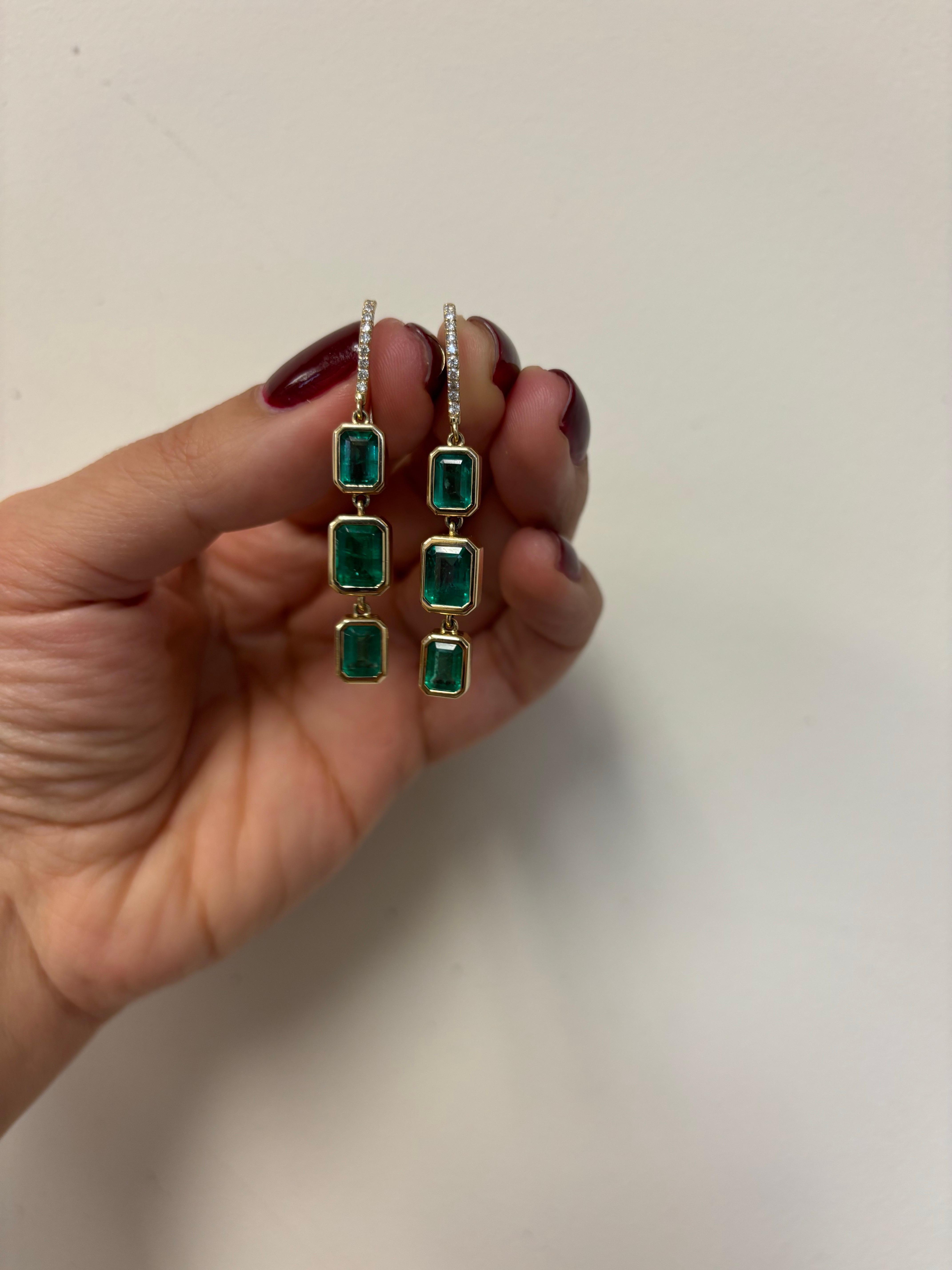 Donna Orecchini a goccia con smeraldo in oro giallo 8 carati in vendita