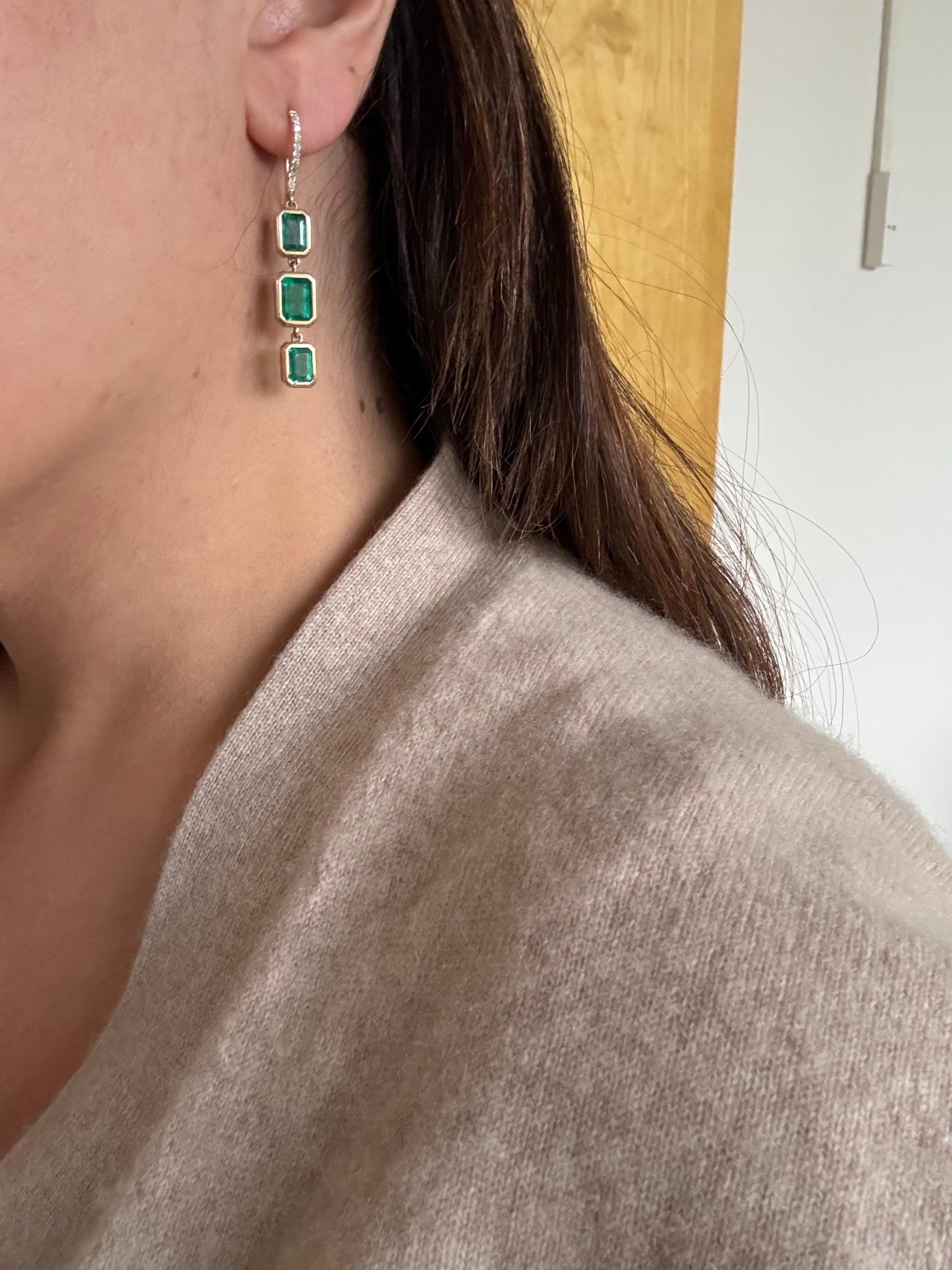 Orecchini a goccia con smeraldo in oro giallo 8 carati in vendita 1