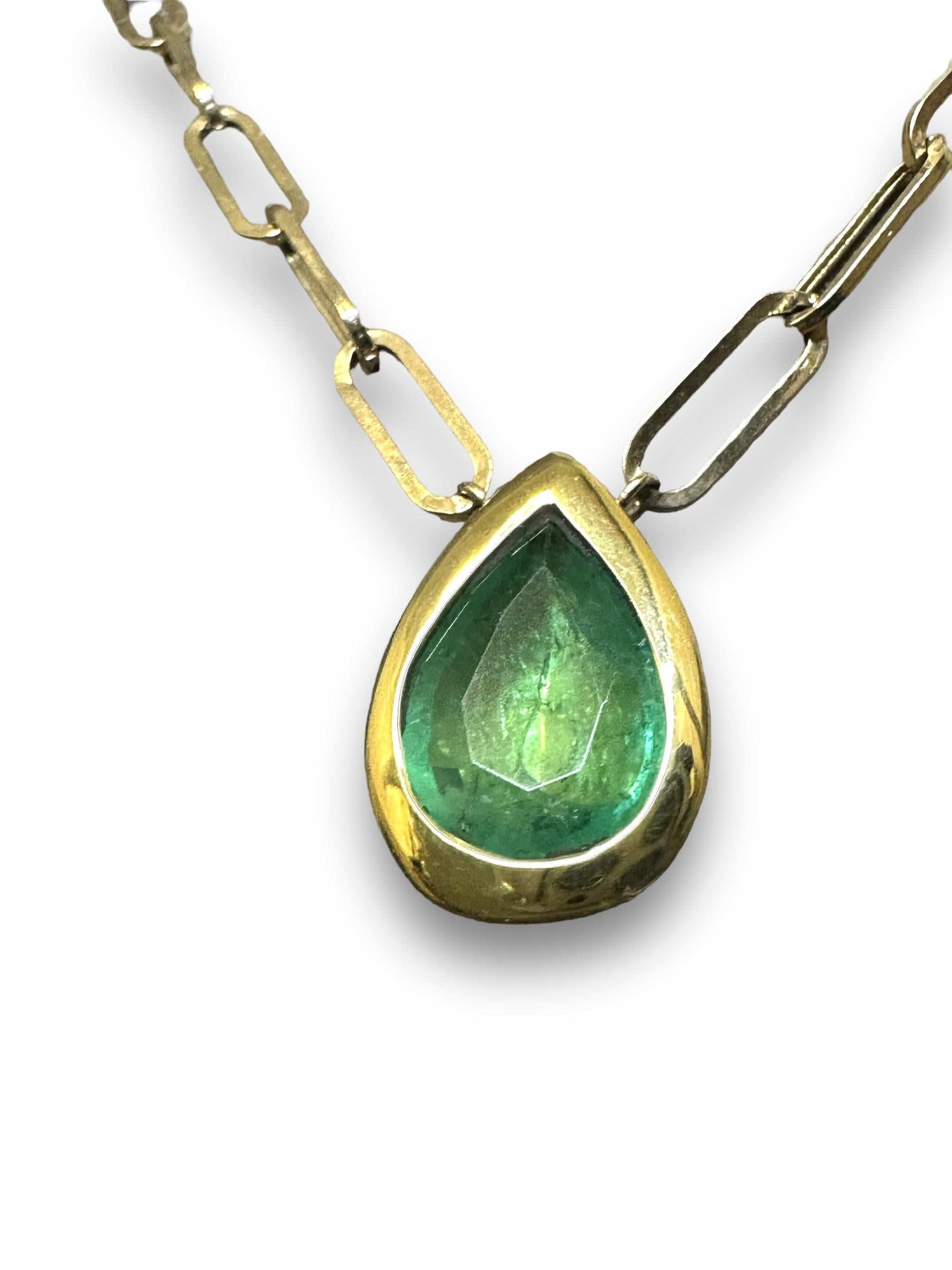 Emerald Drop Pear Shape 2.7 Carats Paper Clip Necklace In New Condition For Sale In London, GB
