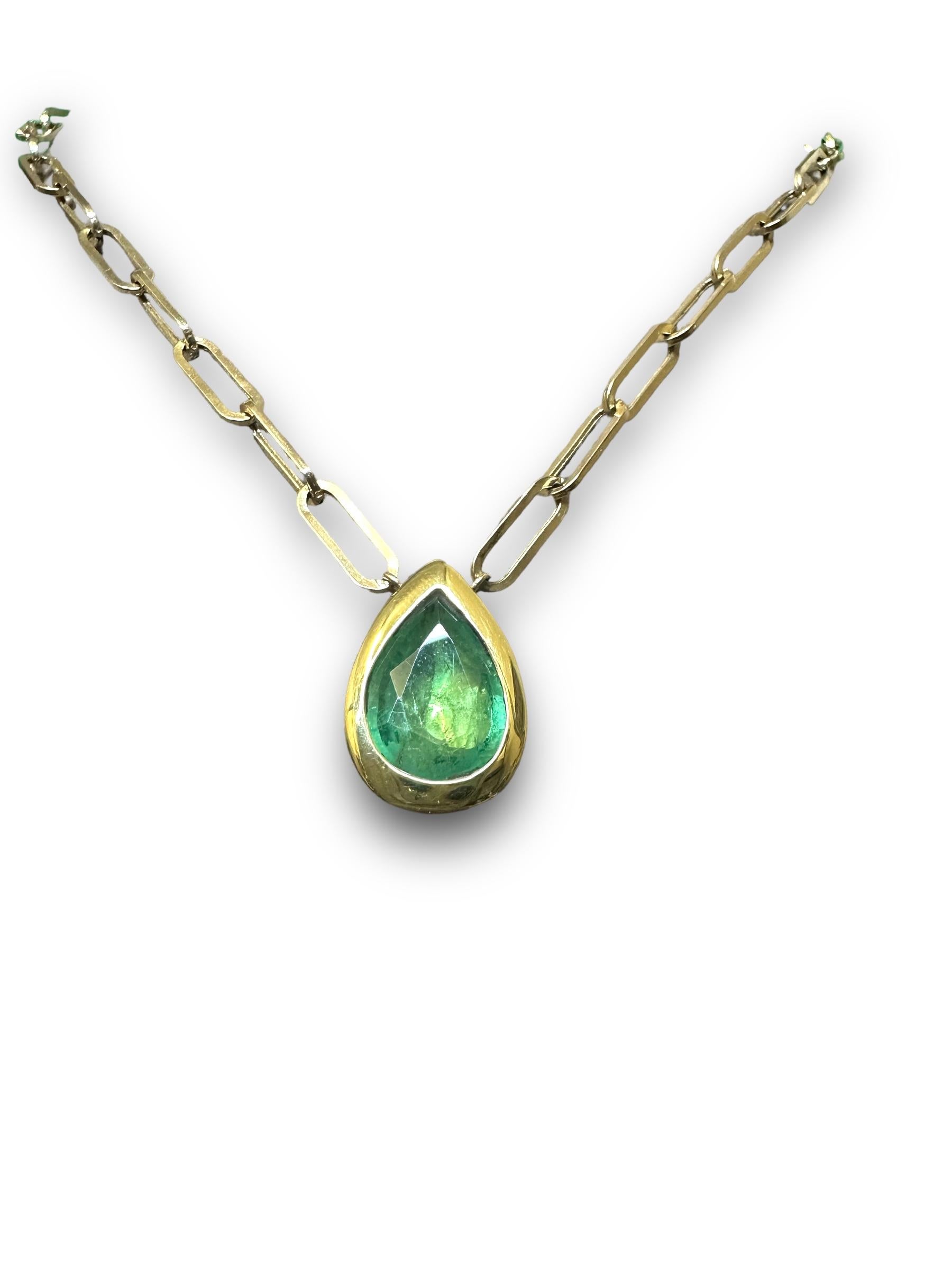 Women's Emerald Drop Pear Shape 2.7 Carats Paper Clip Necklace For Sale