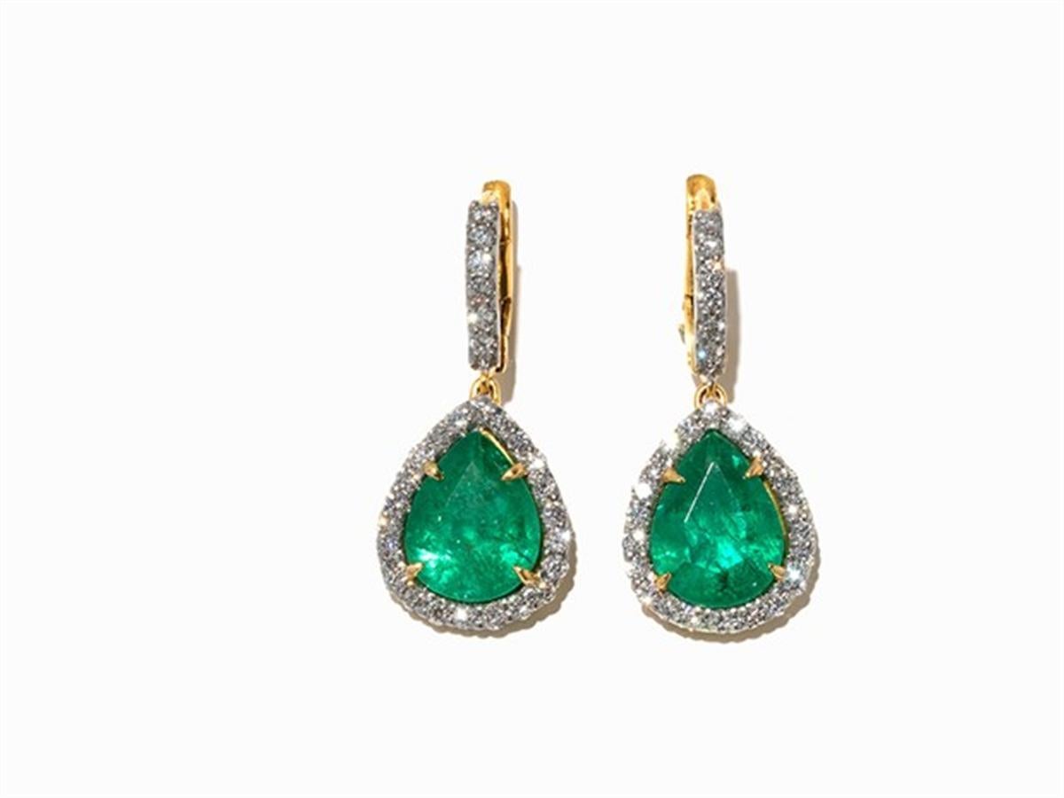 - delineation
- 18 carat yellow gold
- Each hallmarked with fine content
- 2 drops of emerald totaling approx. 4.11 ct.Columbien
- 56 round-cut diamonds from a total of approx. 0.69 ct., good to very good colour and purity
- In black jewellery box
-