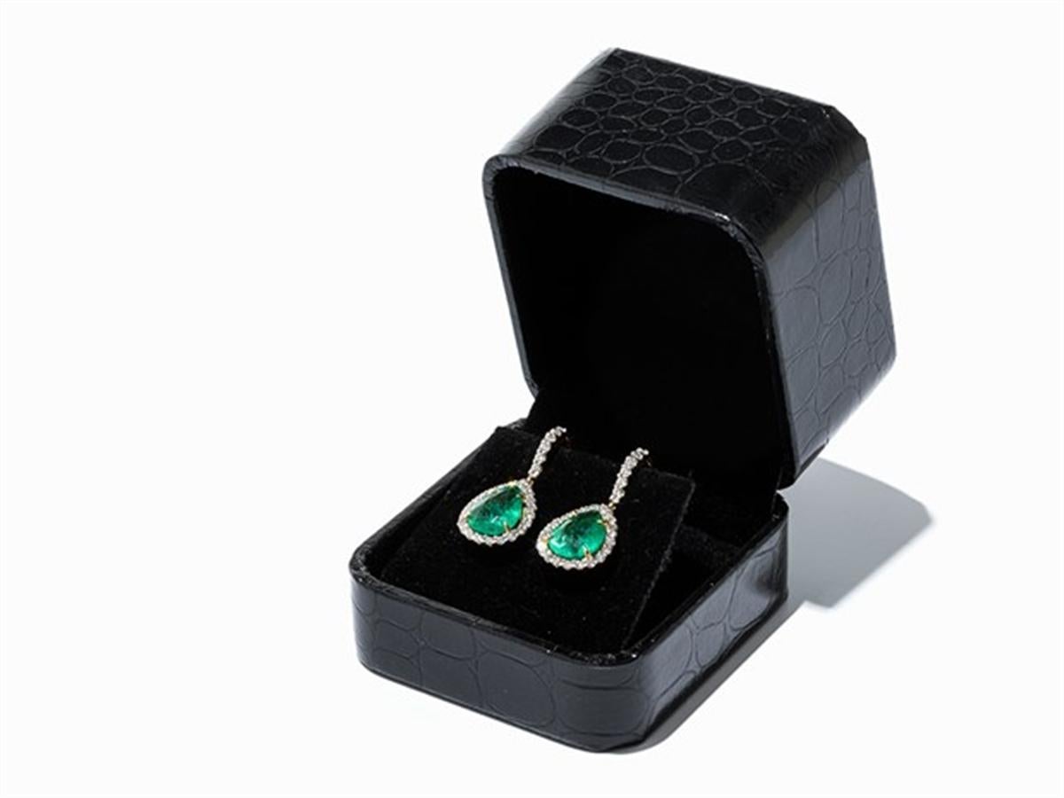 Women's Emerald Drops and Diamonds Earring in 18 Karat Yellow Gold
