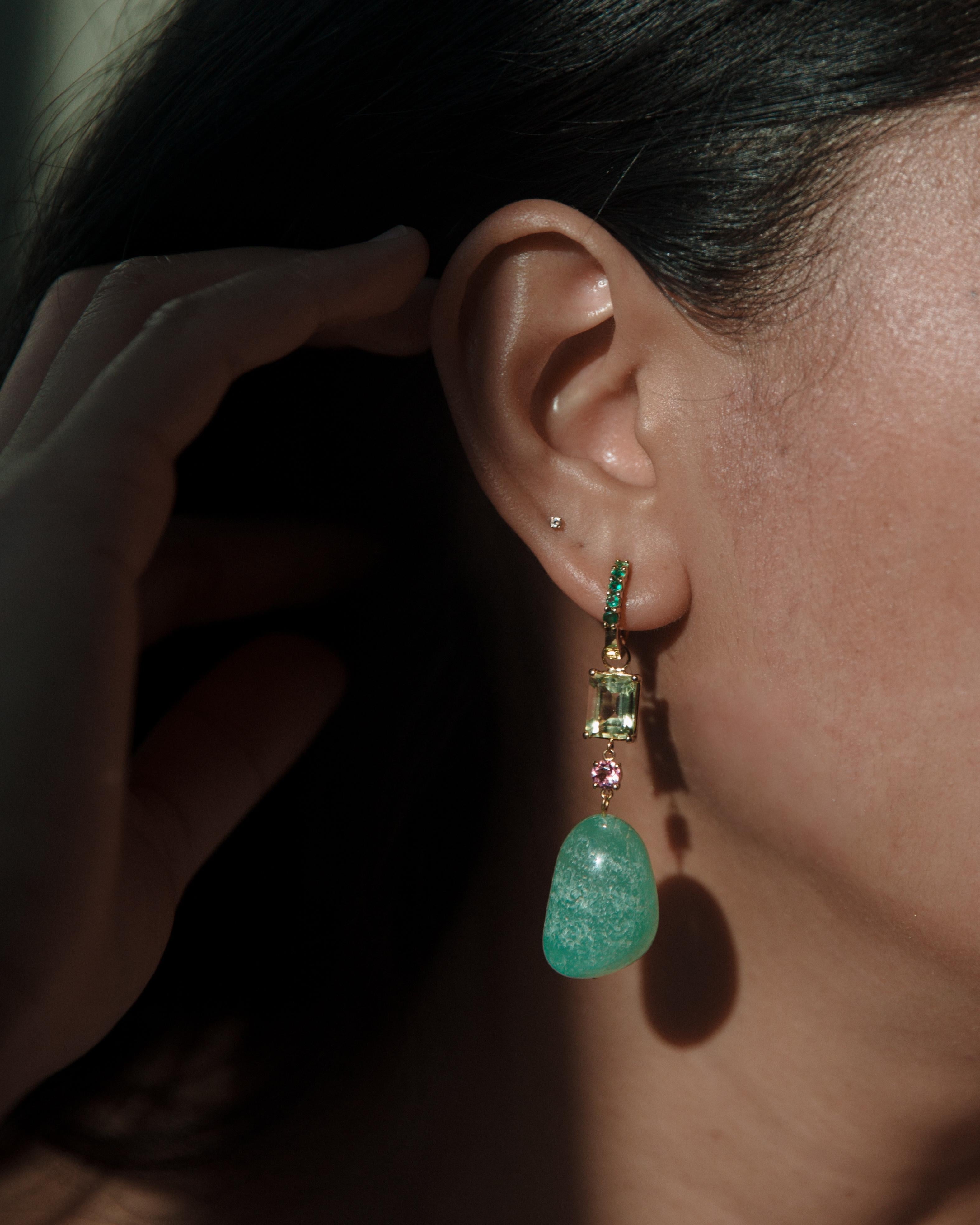 Emerald Earring with a heated Chalcedony Drop  In Excellent Condition For Sale In New York, NY