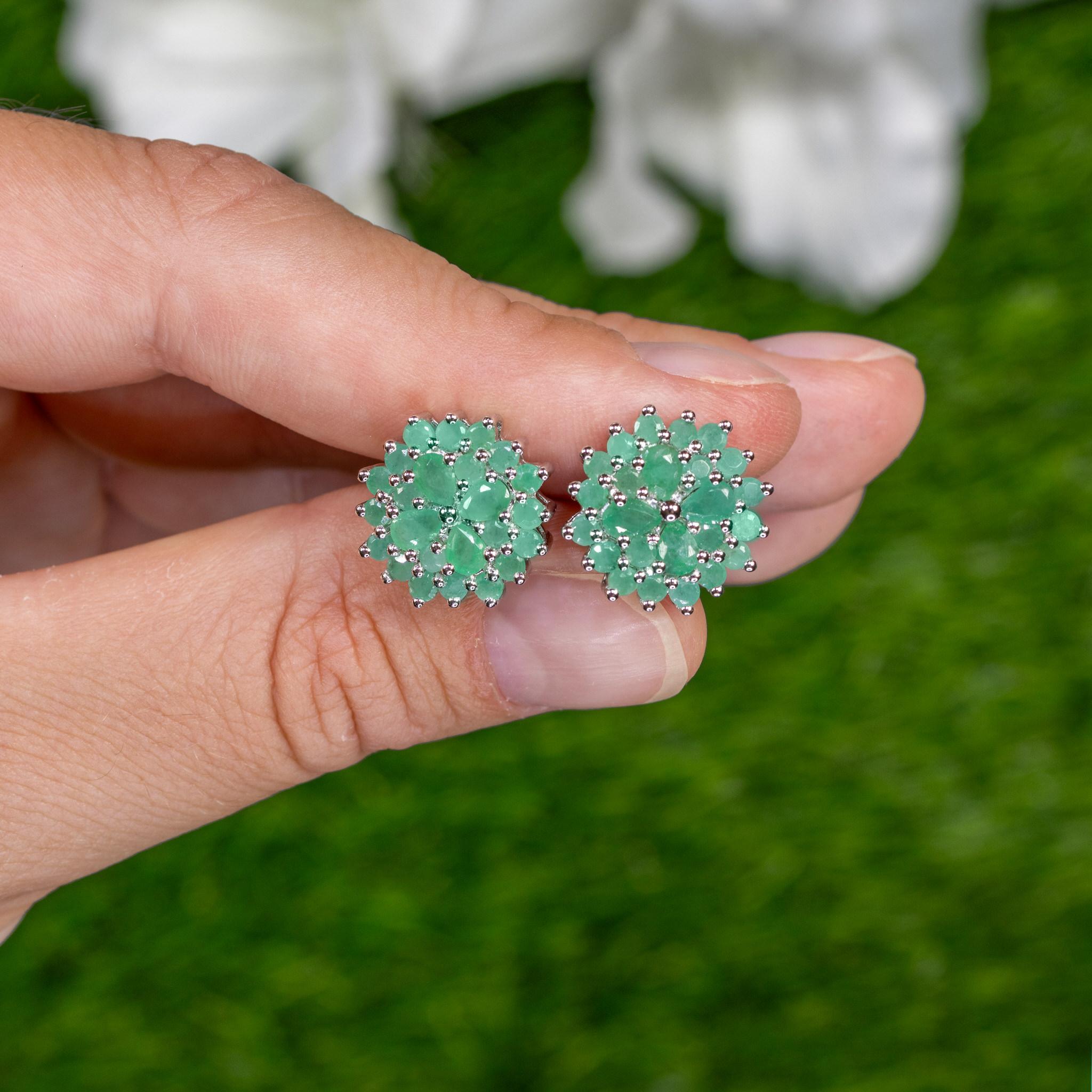 Viene fornito con la valutazione gemmologica GG/AJP.
Tutte le gemme sono naturali
48 smeraldi = 2,30 carati
Metallo: Argento placcato in rodio
Dimensioni: 15 x 15 mm